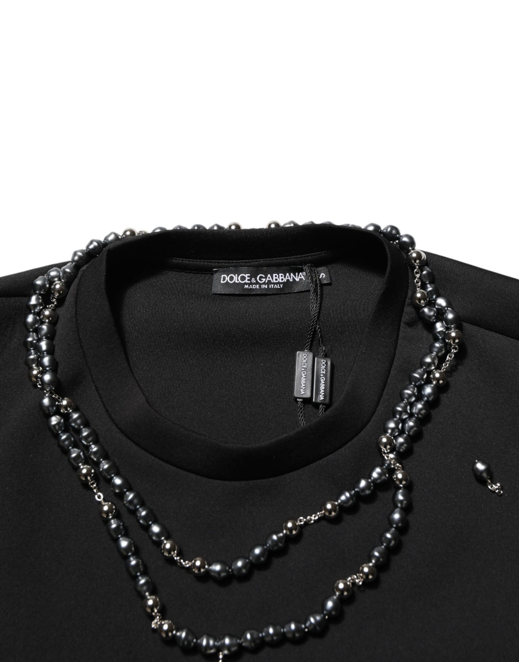 T-shirt noir en polyester Dolce & Gabbana avec collier orné de détails élégants, mode chic et sophistiquée.