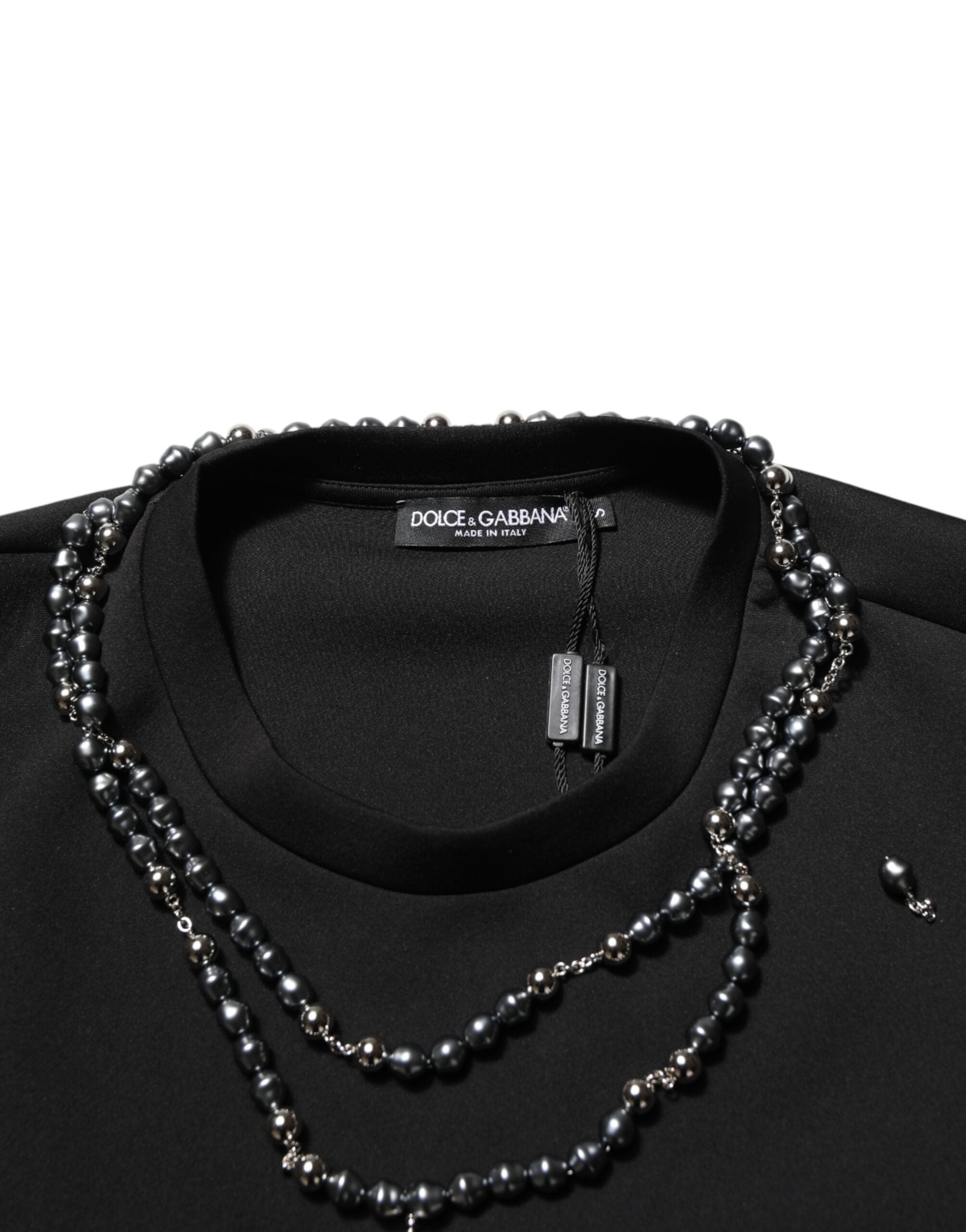 T-shirt noir en polyester Dolce & Gabbana avec collier orné de détails élégants, mode chic et sophistiquée.