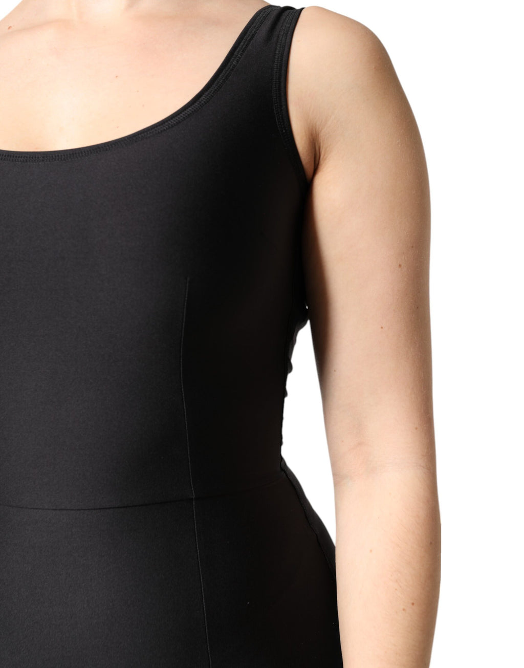 Combinaison noire sans manches Dolce & Gabbana pour femmes, coupe ajustée et élégante, portée en soirée ou en occasion spéciale.