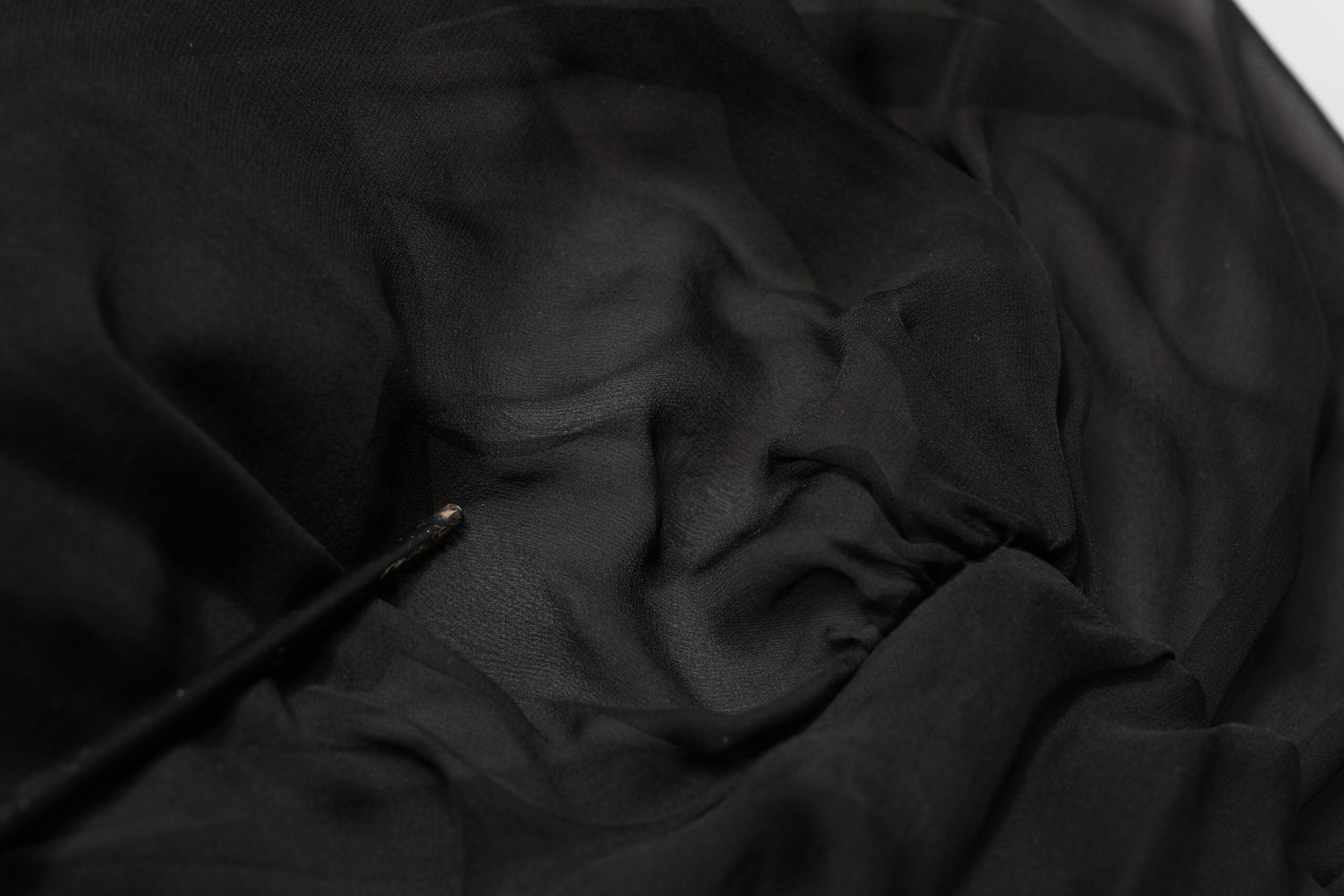 Robe longue en soie noire en tulle avec manches longues et décolleté en V, design élégant de Dolce & Gabbana.