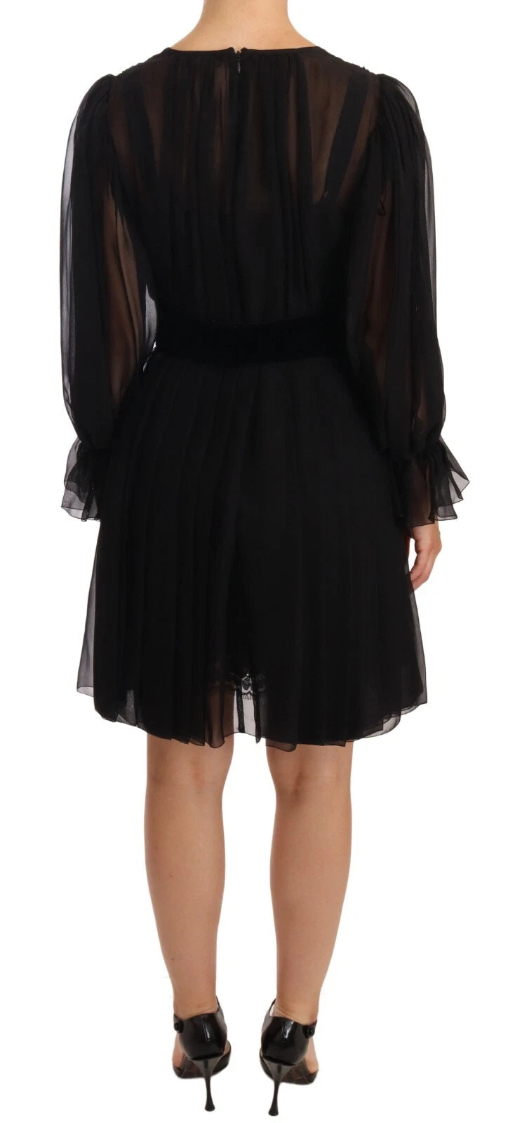 Robe longue en soie noire et tulle à manches longues et décolleté en V, création Dolce & Gabbana.