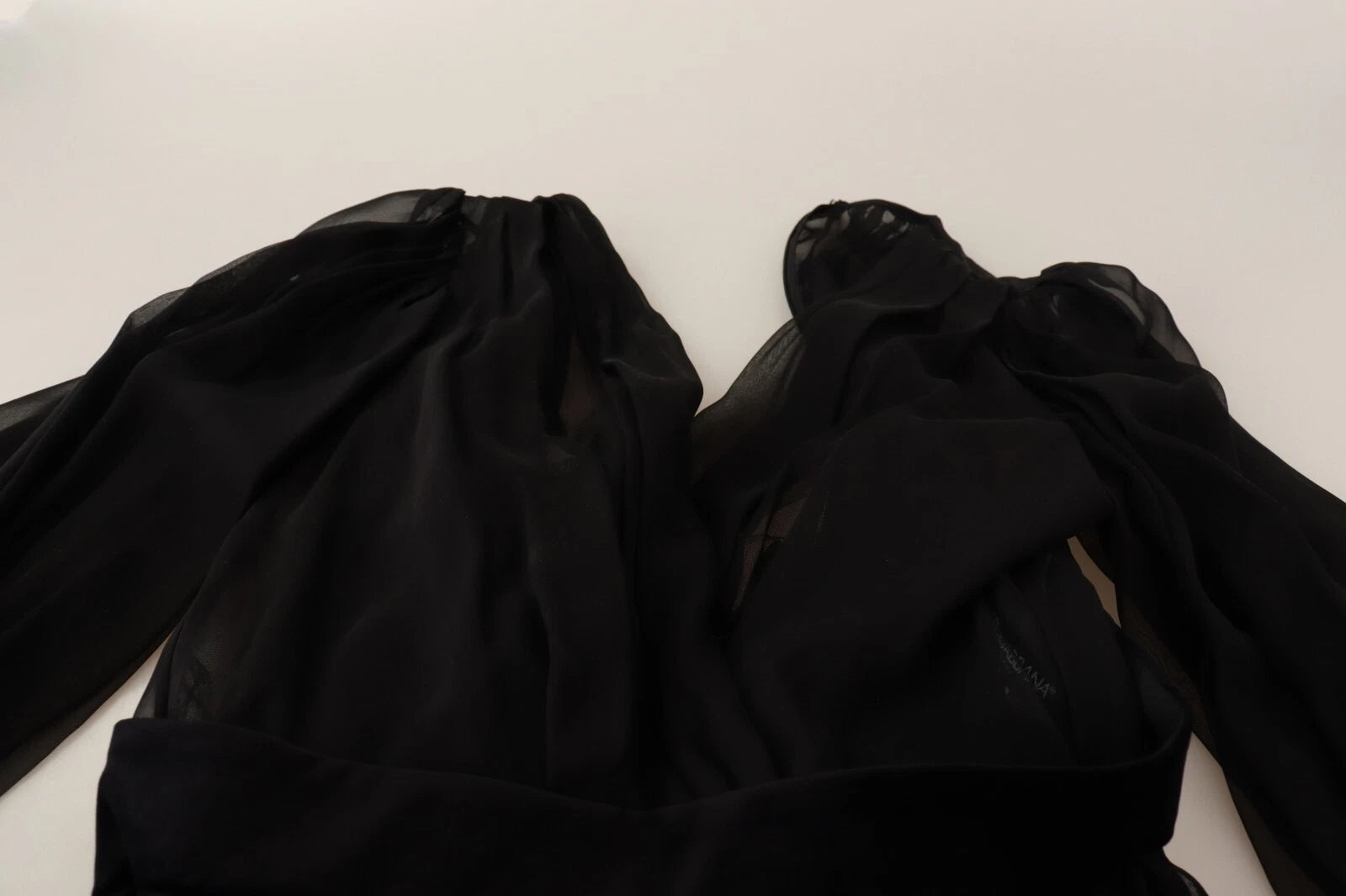 Robe longue en soie noire en tulle à manches longues et col en V de Dolce & Gabbana, élégante et sophistiquée.