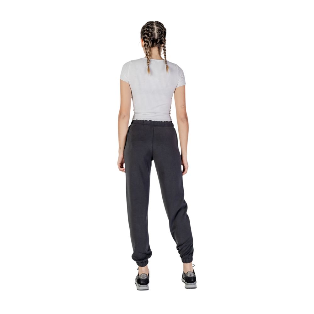 Pantalons de jogging Guess Active en polyester noir pour entraînement, avec ceinture élastique et design confortable.