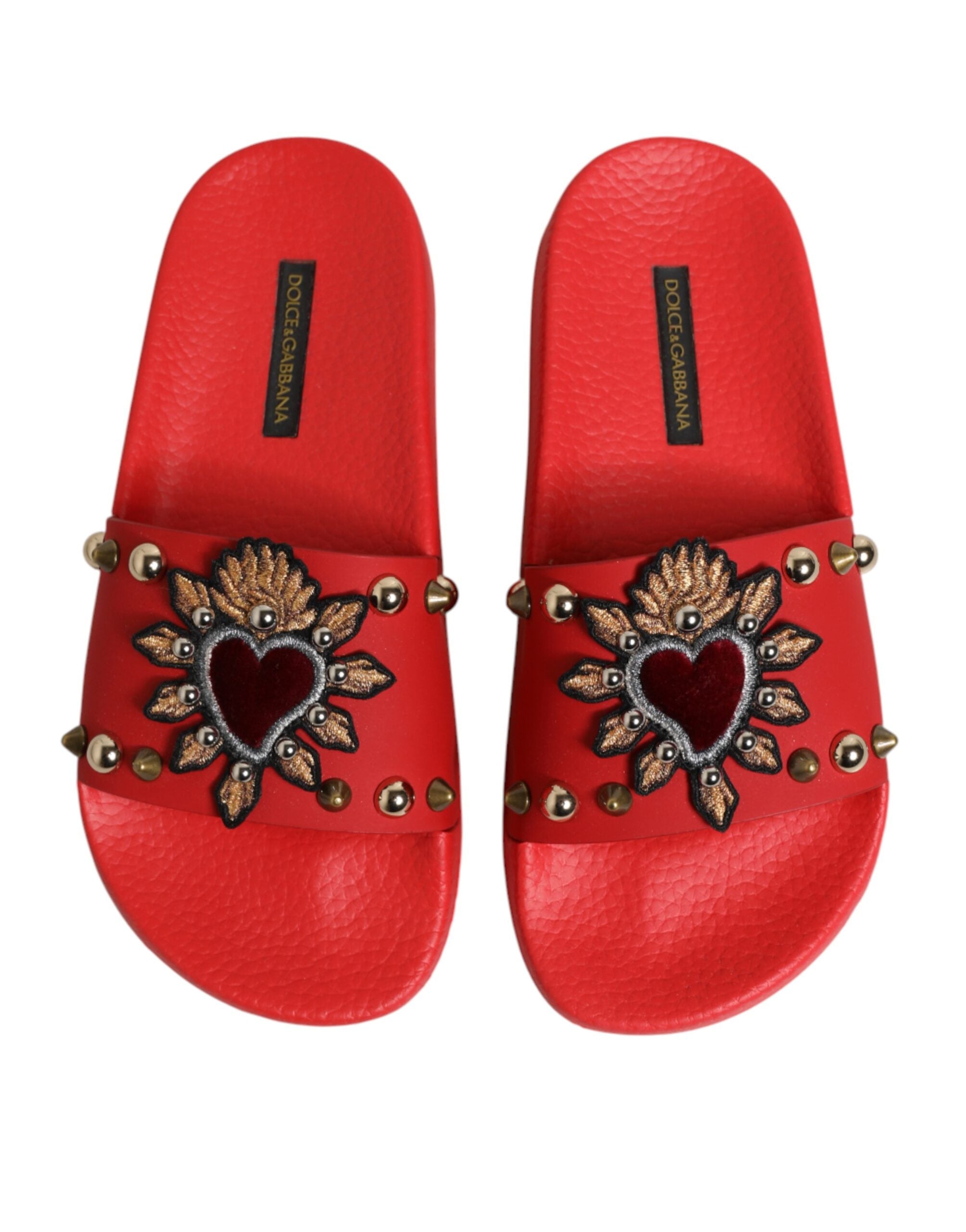 Sandales de plage Dolce & Gabbana Sacred Heart en rouge avec studs, chaussures de bain élégantes et tendance.