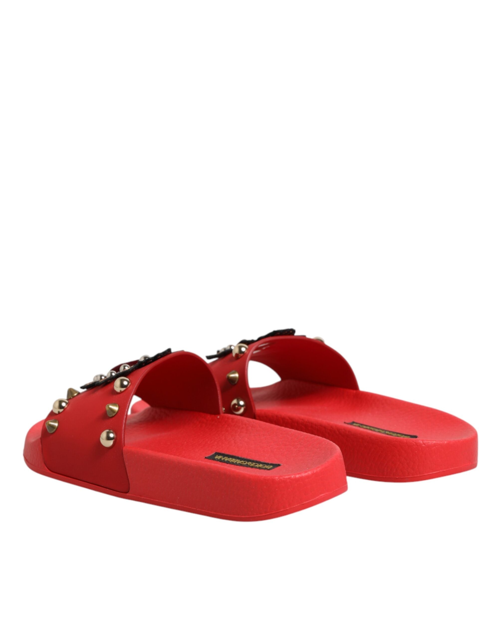 Sandales de plage Dolce & Gabbana Sacred Heart en rouge, avec studs, chaussures confortables pour l'été et la détente.