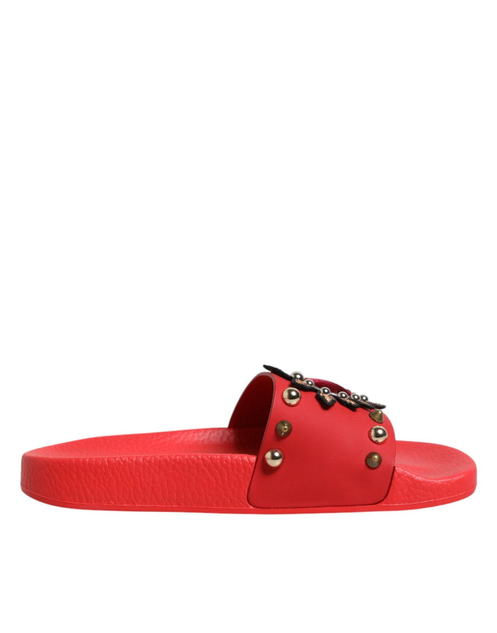 Sandales de plage Dolce & Gabbana Sacred Heart rouge avec studs, chaussures de bain élégantes et confortables.