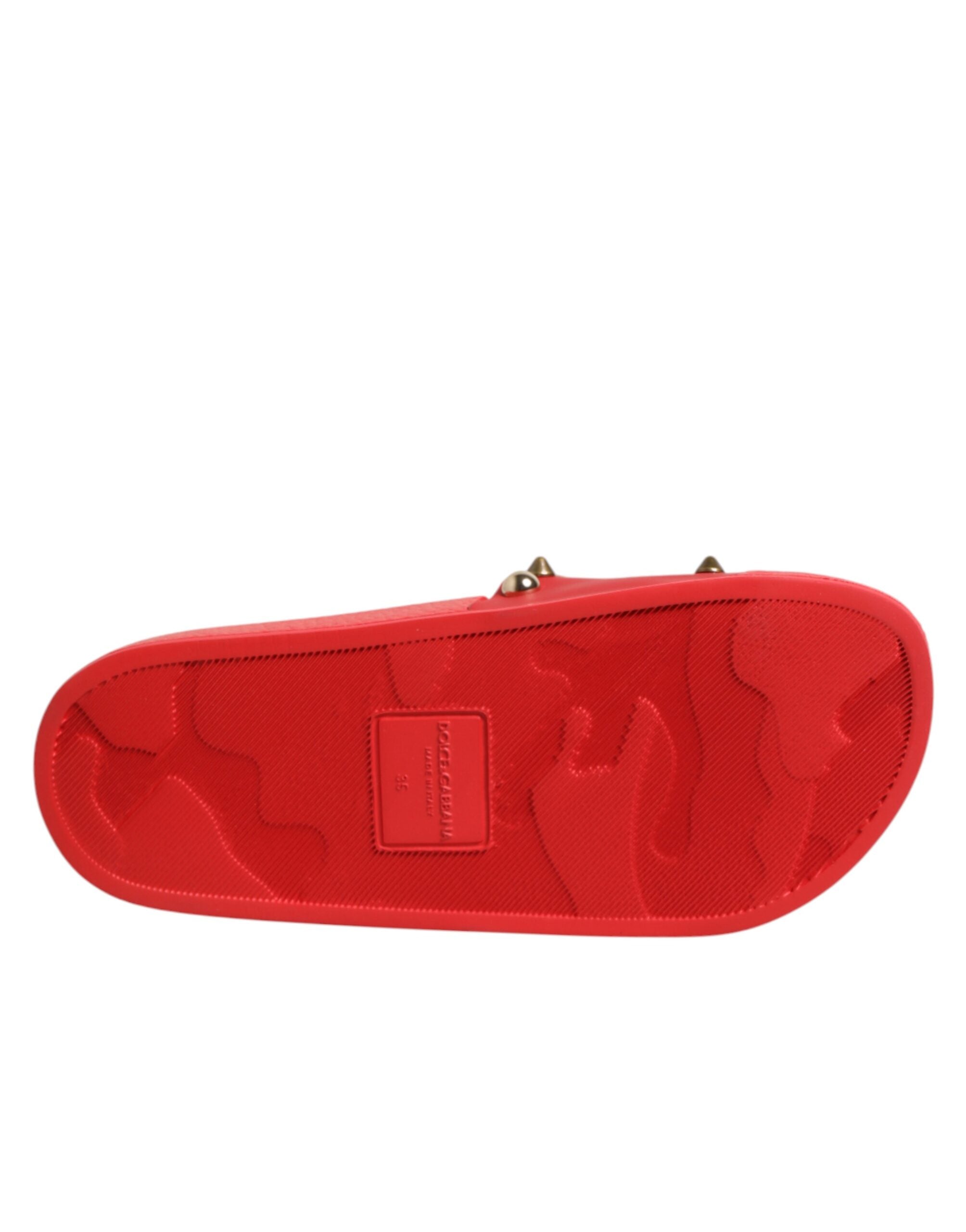 Sandales de plage Dolce & Gabbana Sacred Heart rouge avec boucle à motif cœur sacré, confortables et stylées pour l'été.
