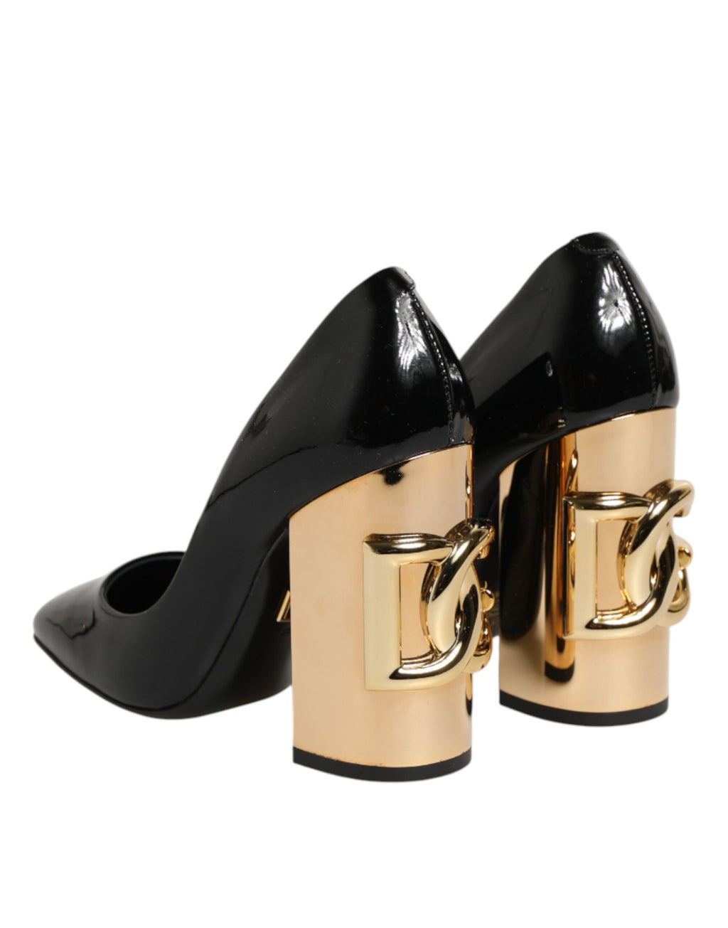 Escarpins noirs en cuir verni Dolce & Gabbana avec logo doré, talons élégants et design sophistiqué.