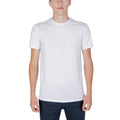 T-shirt blanc en coton de la marque Armani Exchange, coupe classique, porté sur mannequin.