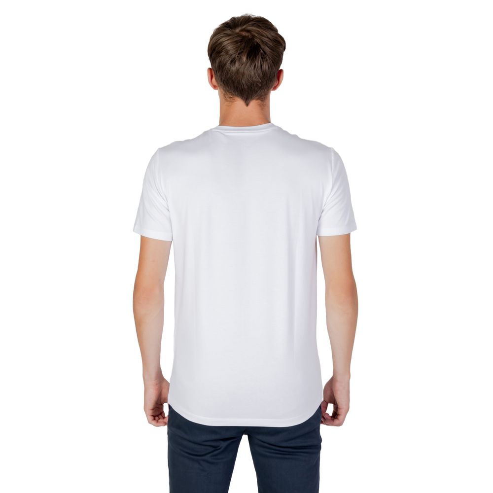 T-shirt blanc en coton Armani Exchange, vue de face, avec col rond et logo discret sur la poitrine.