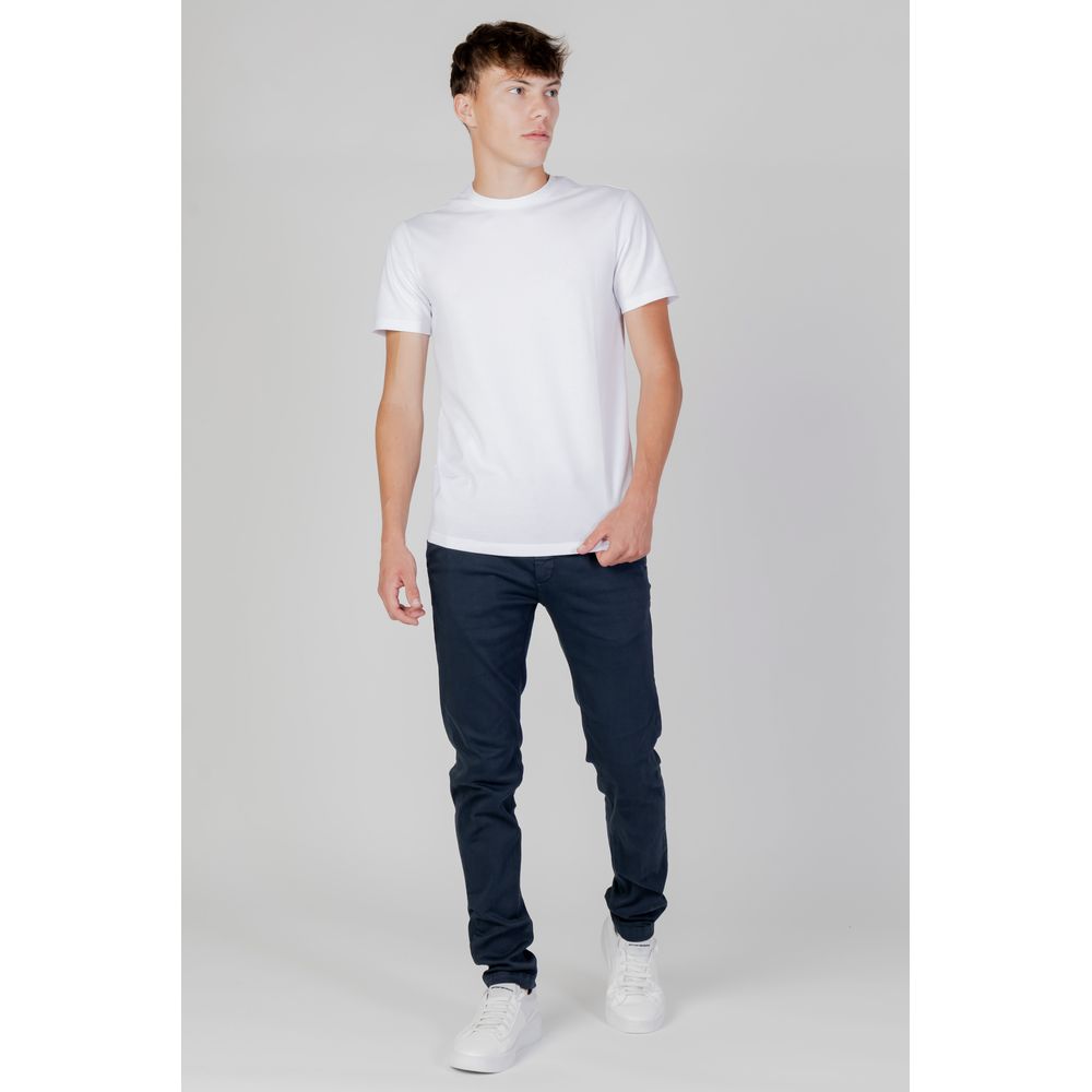 T-shirt blanc en coton de la marque Armani Exchange, vue de face avec col rond et logo discret sur la poitrine.