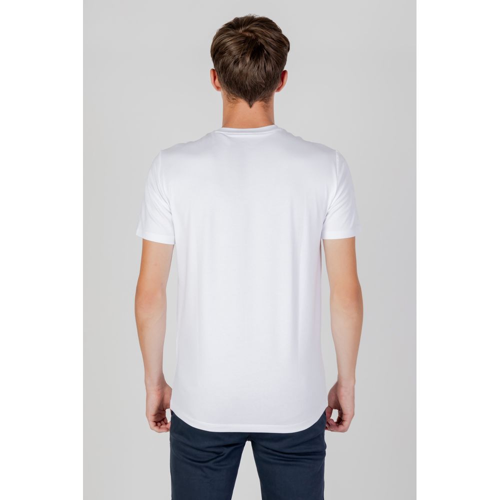 T-shirt blanc en coton de la marque Armani Exchange, vue de face, avec col rond et logo discret sur la poitrine.