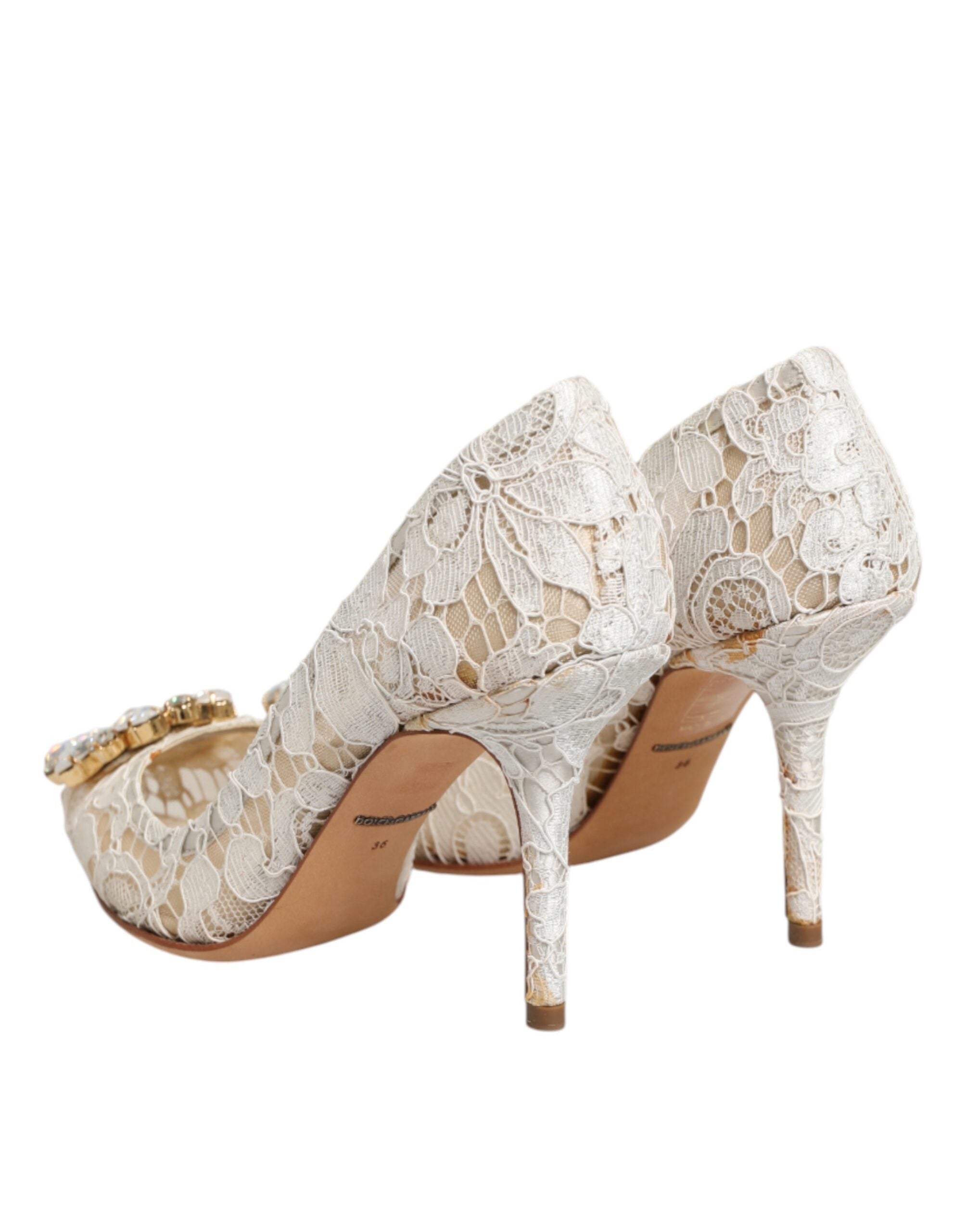 Escarpins blancs Dolce & Gabbana Taormina en dentelle avec talons en cristal et détails élégants.