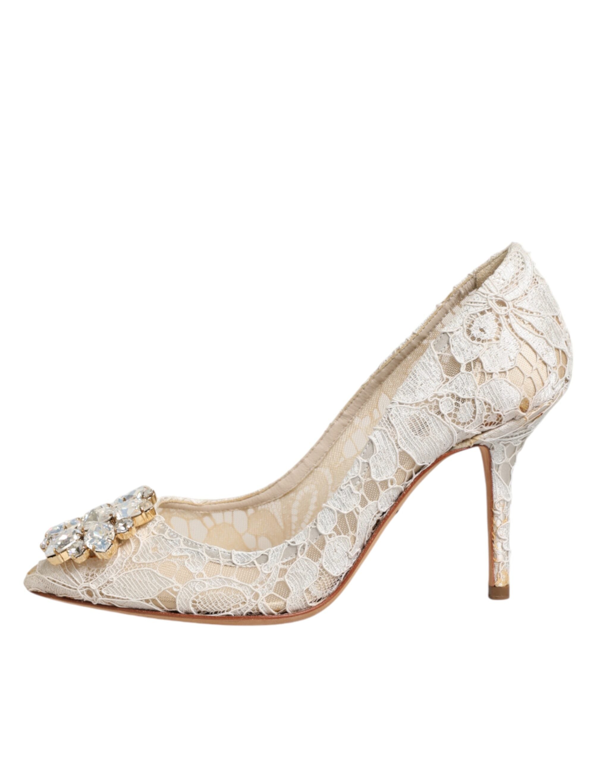 Escarpins Dolce & Gabbana Taormina en dentelle blanche avec cristaux et talons hauts élégants, visibles en gros plan.