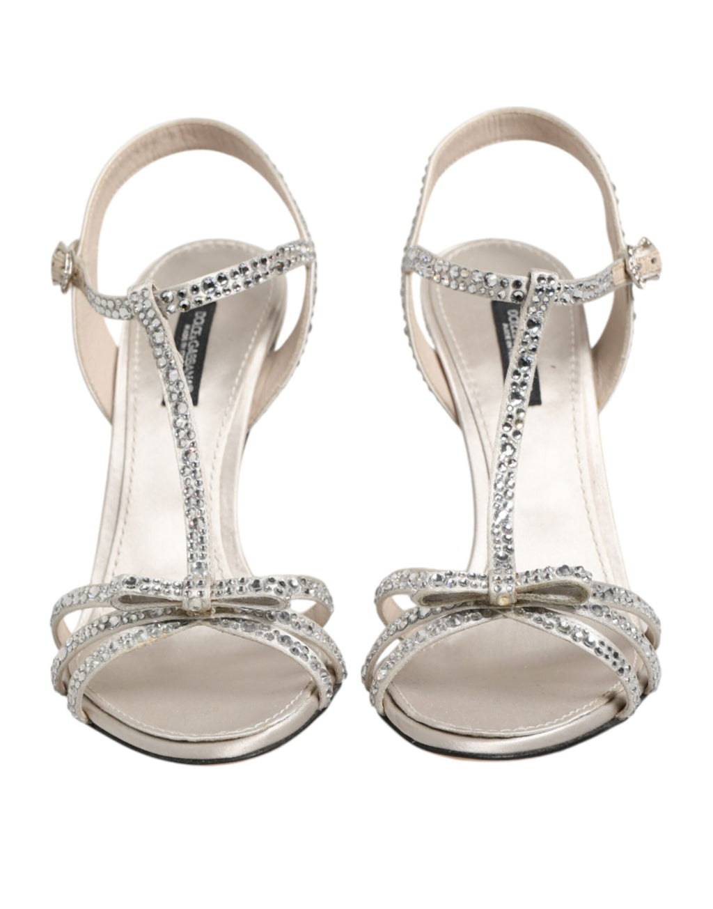 Sandales à talons Dolce & Gabbana en argent avec bride à la cheville et strass, visibles en gros plan.