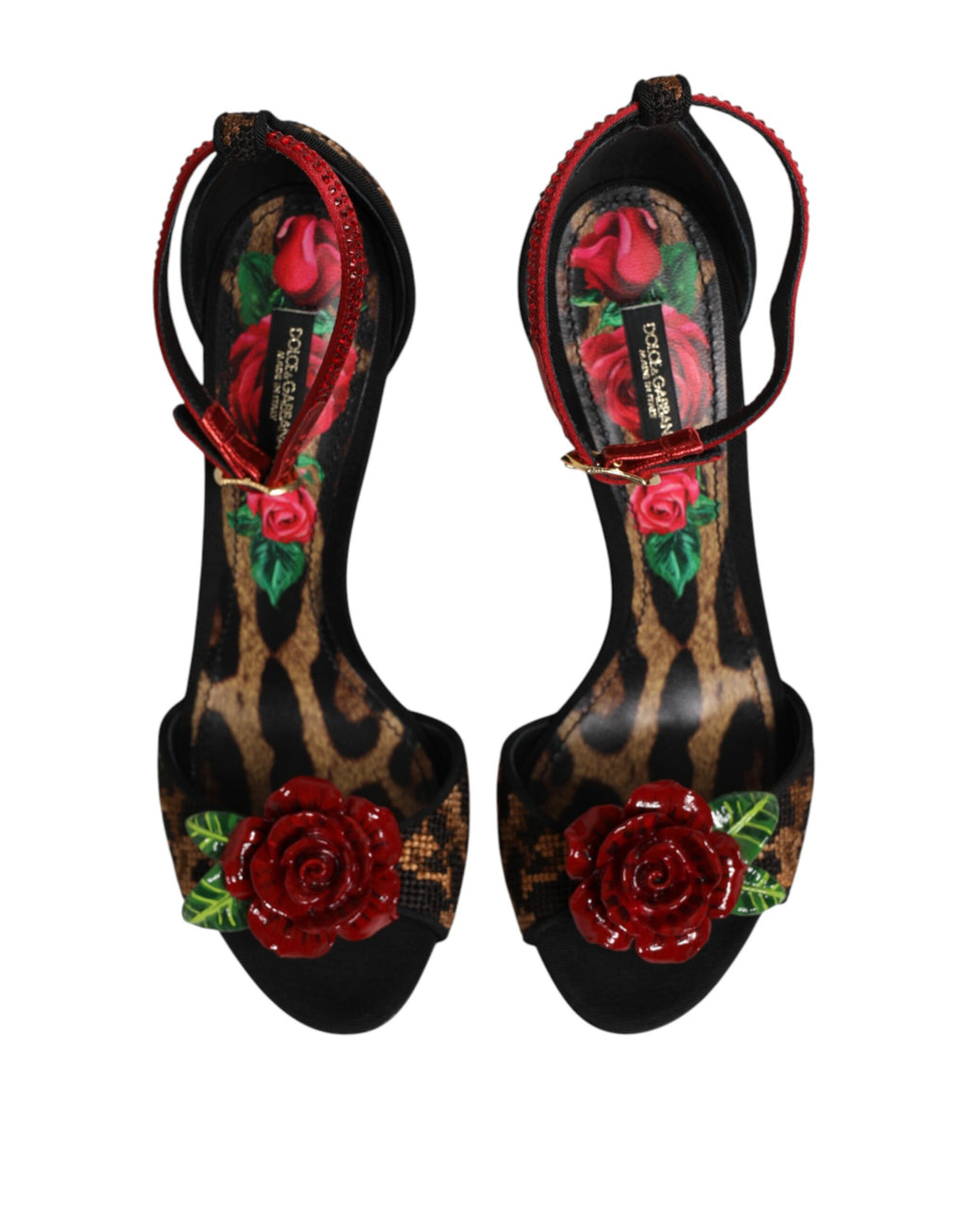 Sandales Dolce & Gabbana en cuir brun avec motif léopard, ornées de cristaux et de roses, visibles en gros plan.