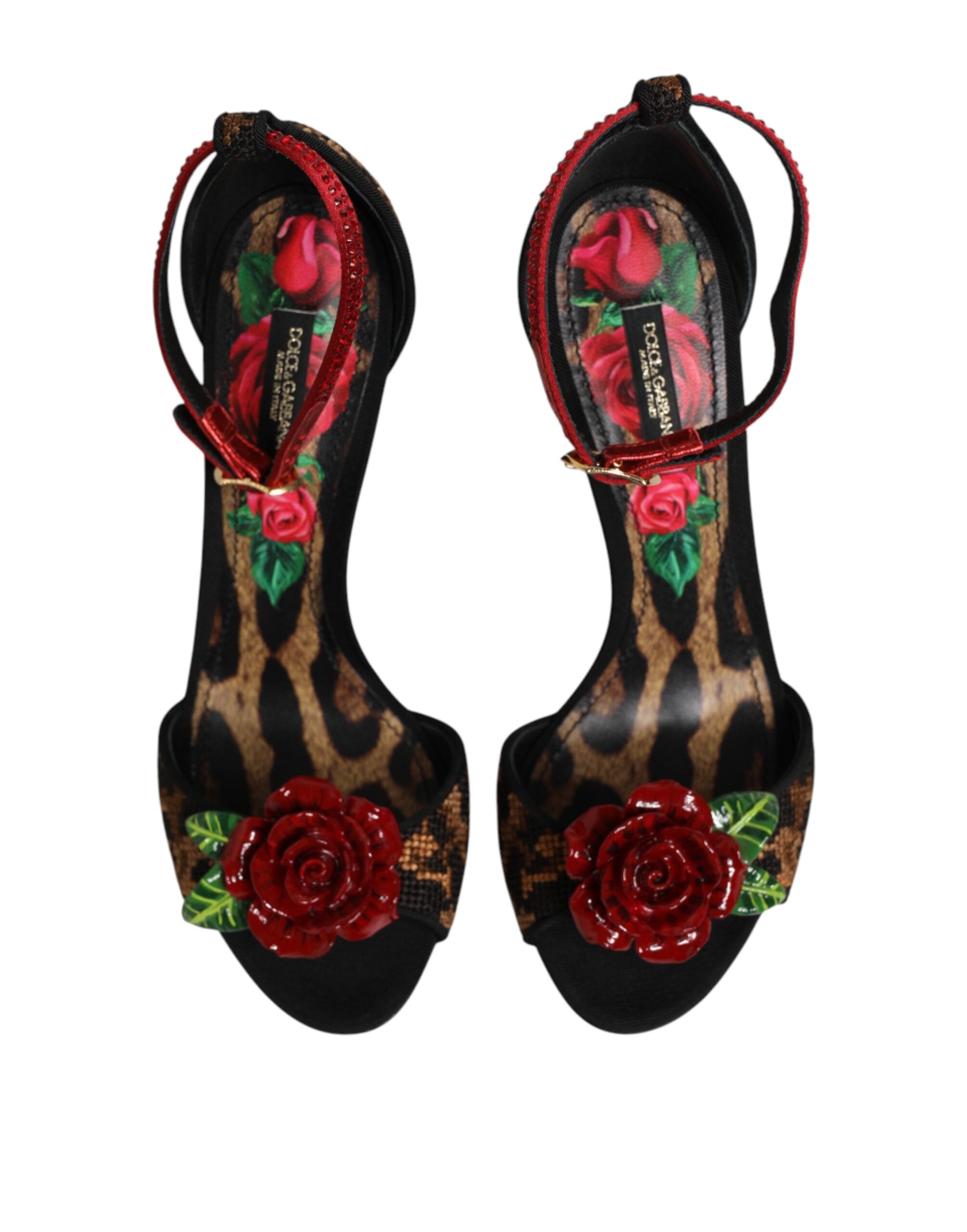 Sandales Dolce & Gabbana en cuir brun avec motif léopard, ornées de cristaux et de roses, visibles en gros plan.