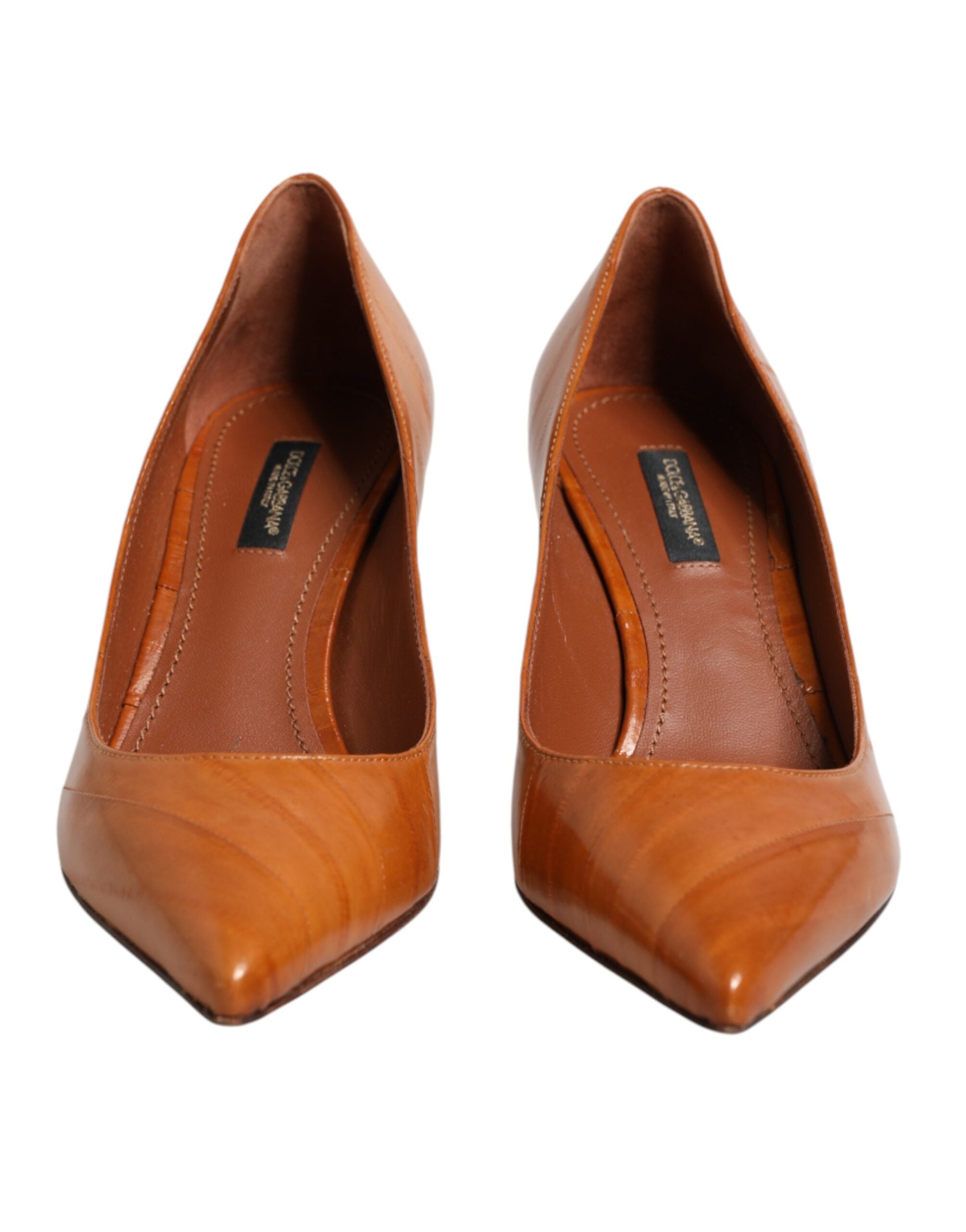 Chaussures à talons kitten en cuir marron de Dolce & Gabbana, élégantes et sophistiquées, vues de côté sur fond blanc.