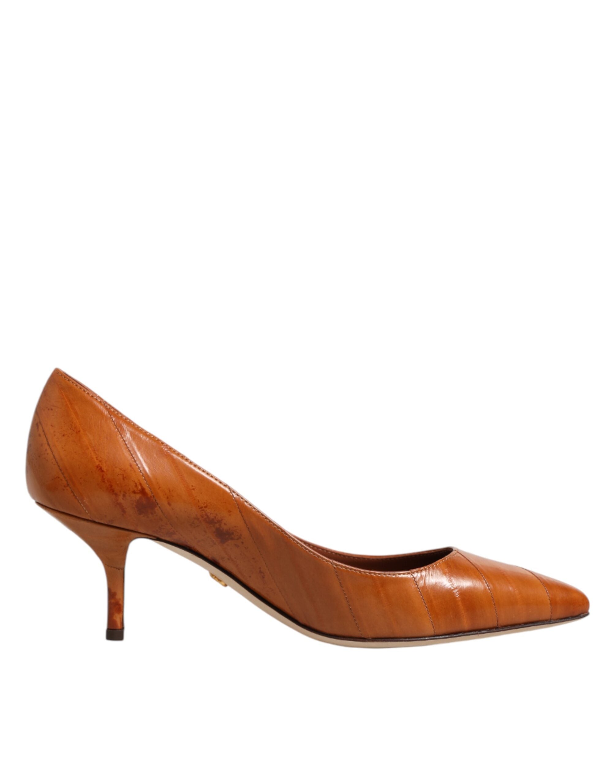 Chaussures Dolce & Gabbana en cuir marron à talons kitten, élégantes et sophistiquées, vues de côté sur une surface claire.