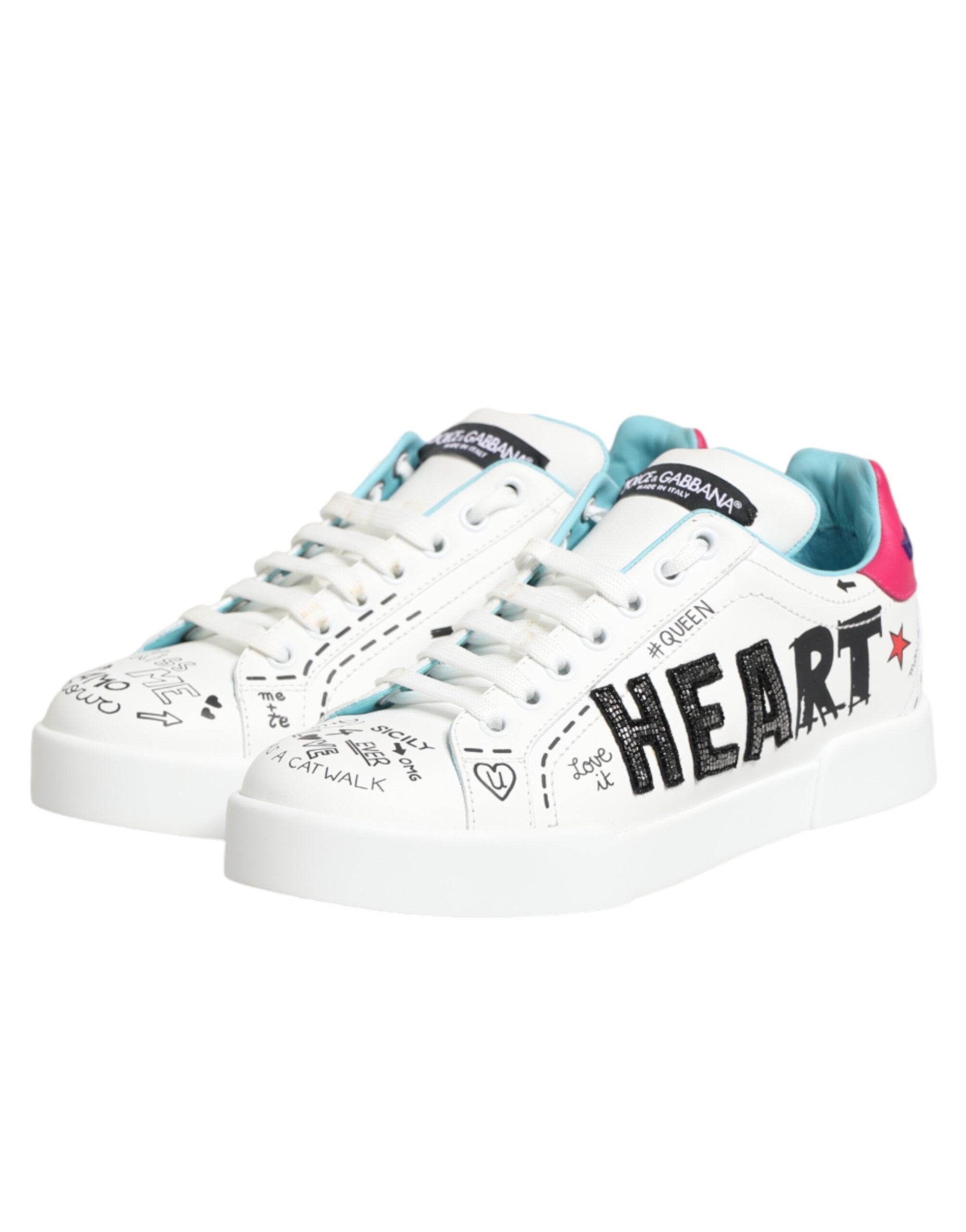 Chaussures sneakers basses en cuir blanc Dolce & Gabbana avec graffiti artistique, vue de face.
