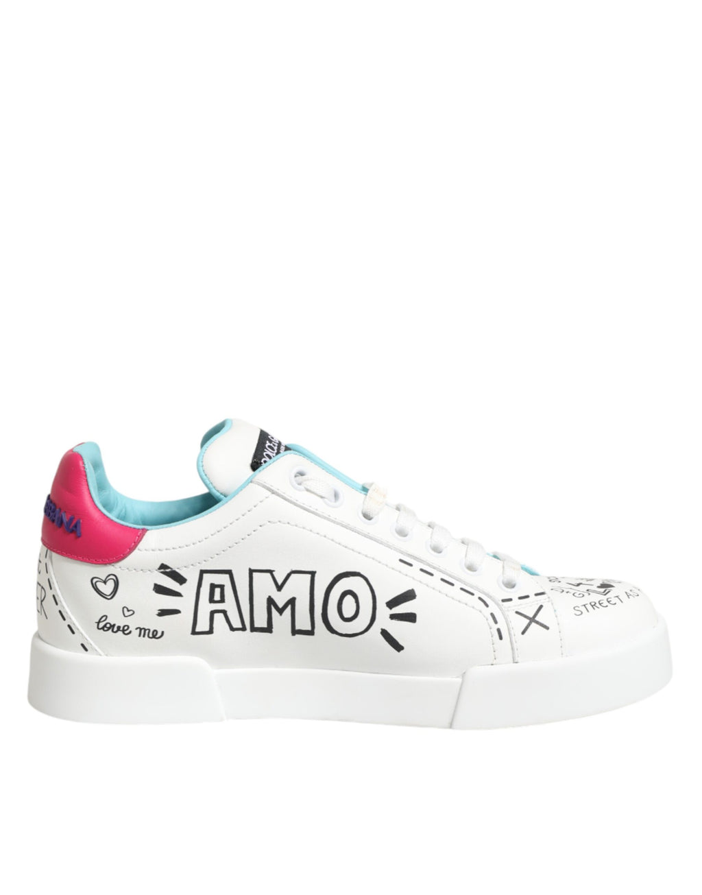 Chaussures sneakers basses en cuir blanc Dolce & Gabbana avec graffiti, vue de face.