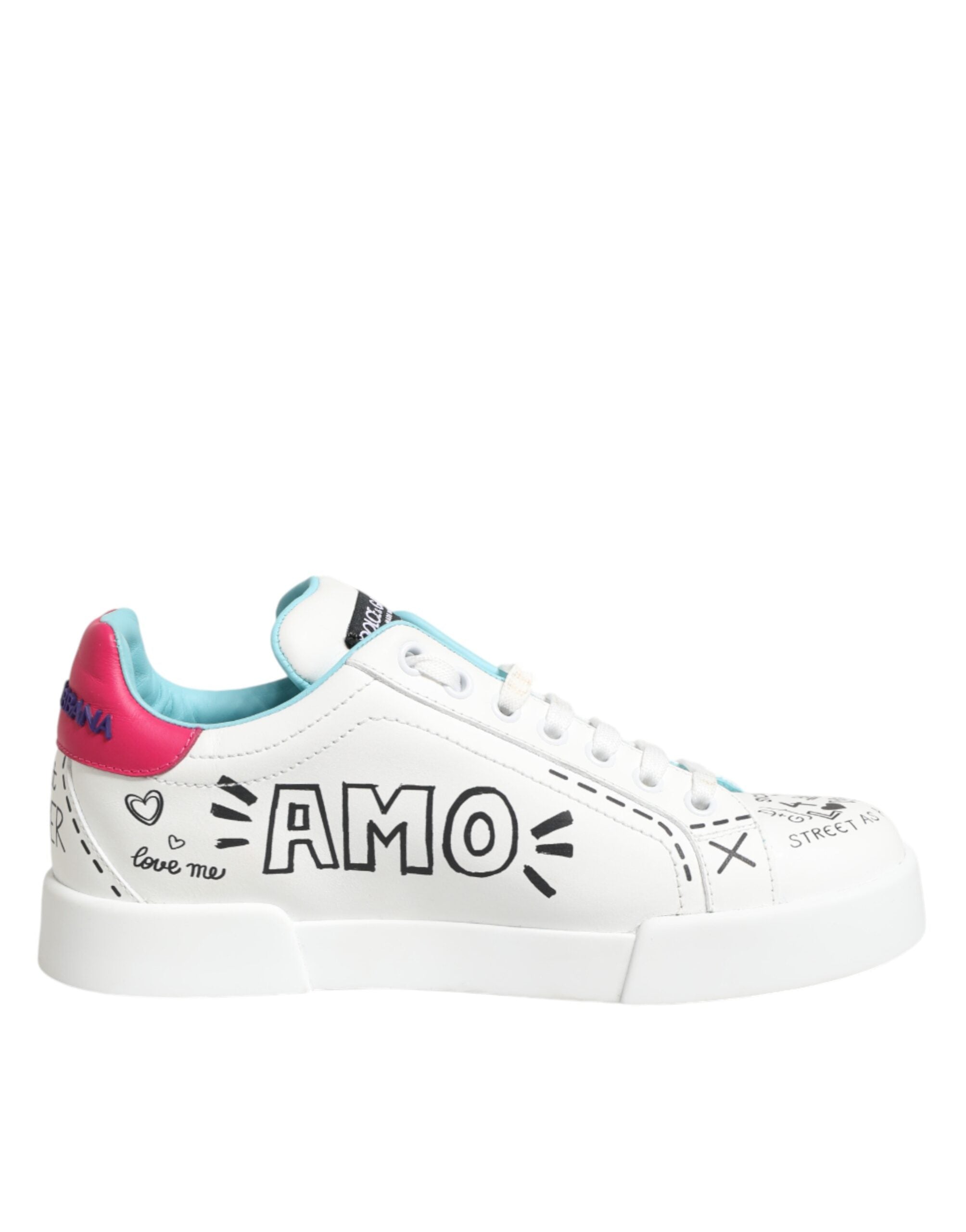 Chaussures sneakers basses en cuir blanc Dolce & Gabbana avec graffiti, vue de face.