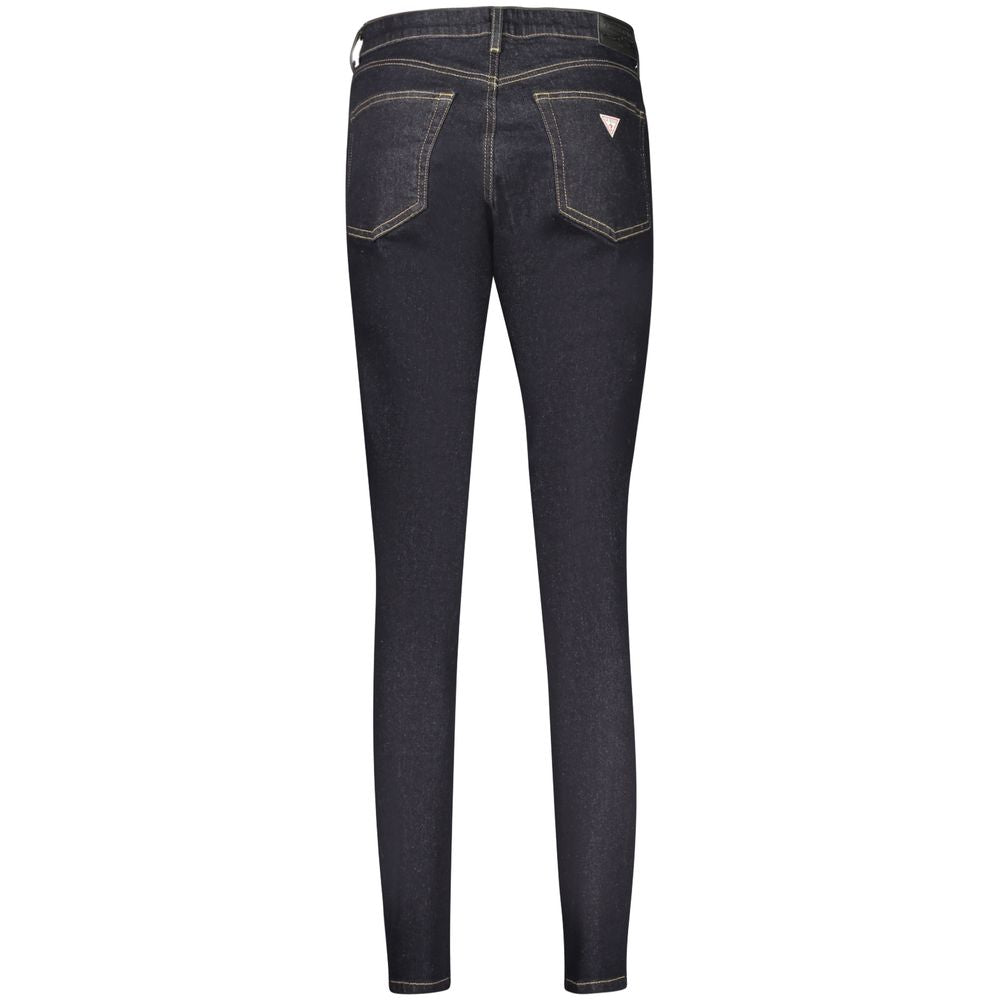 Jean skinny en coton bleu pour femme de la marque Guess Jeans, ajusté et élégant, visible sur la mannequin.