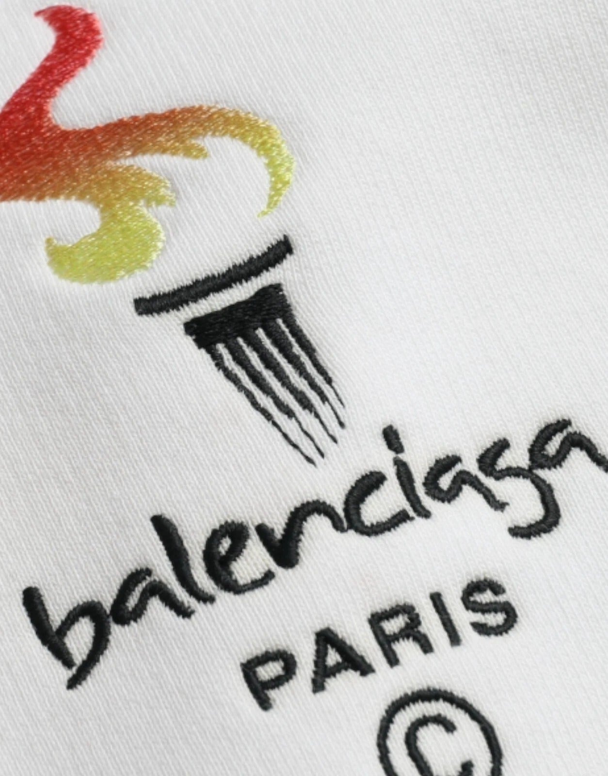 Sweat à capuche oversize blanc en coton de Balenciaga, pull ample avec logo discret, vue de l'avant.