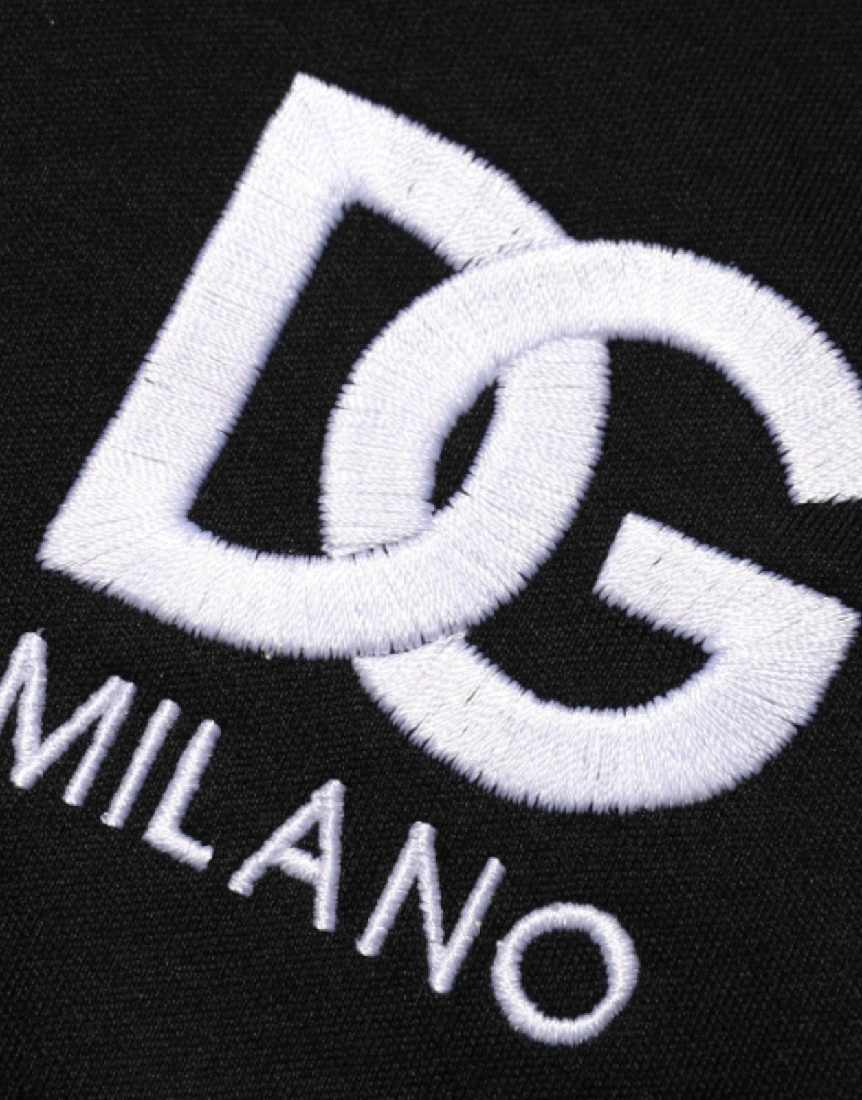 T-shirt noir en coton Dolce & Gabbana avec broderie du logo DG, vue de face.