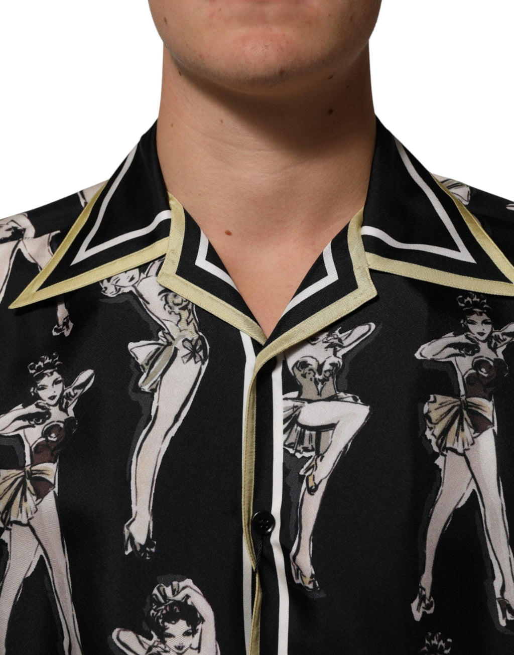 Chemise Dolce & Gabbana en soie noire à imprimé pin-up avec boutons, élégante et tendance.