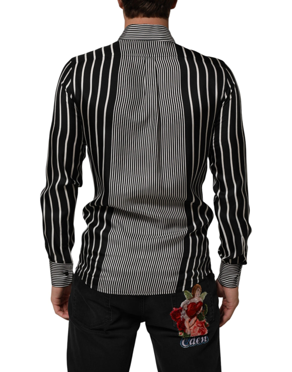 Chemise homme Dolce & Gabbana à rayures noires et blanches, robe Martini élégante et chic, visible en détail.