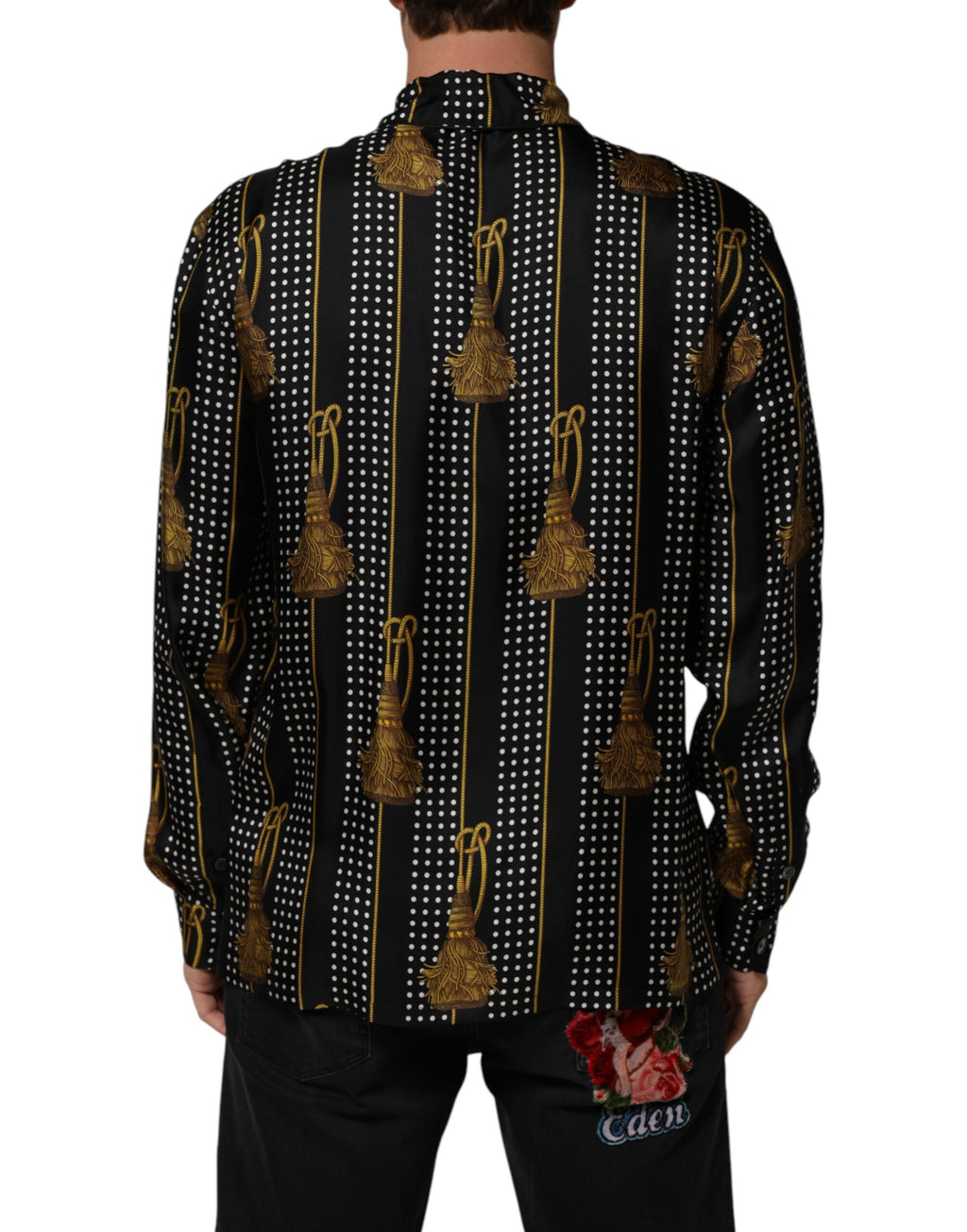 Chemise en soie noire à pois Dolce & Gabbana avec boutons et glands, élégante et sophistiquée.