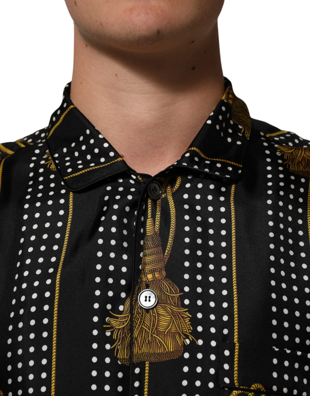 Chemise en soie noire à pois Dolce & Gabbana avec boutons et pampilles, élégante et sophistiquée.