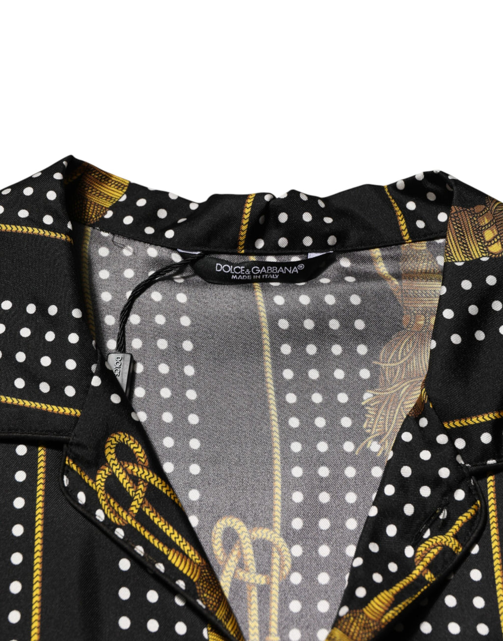 Chemise en soie noire à pois avec gland en franges de Dolce & Gabbana, boutonnière classique, détails élégants.