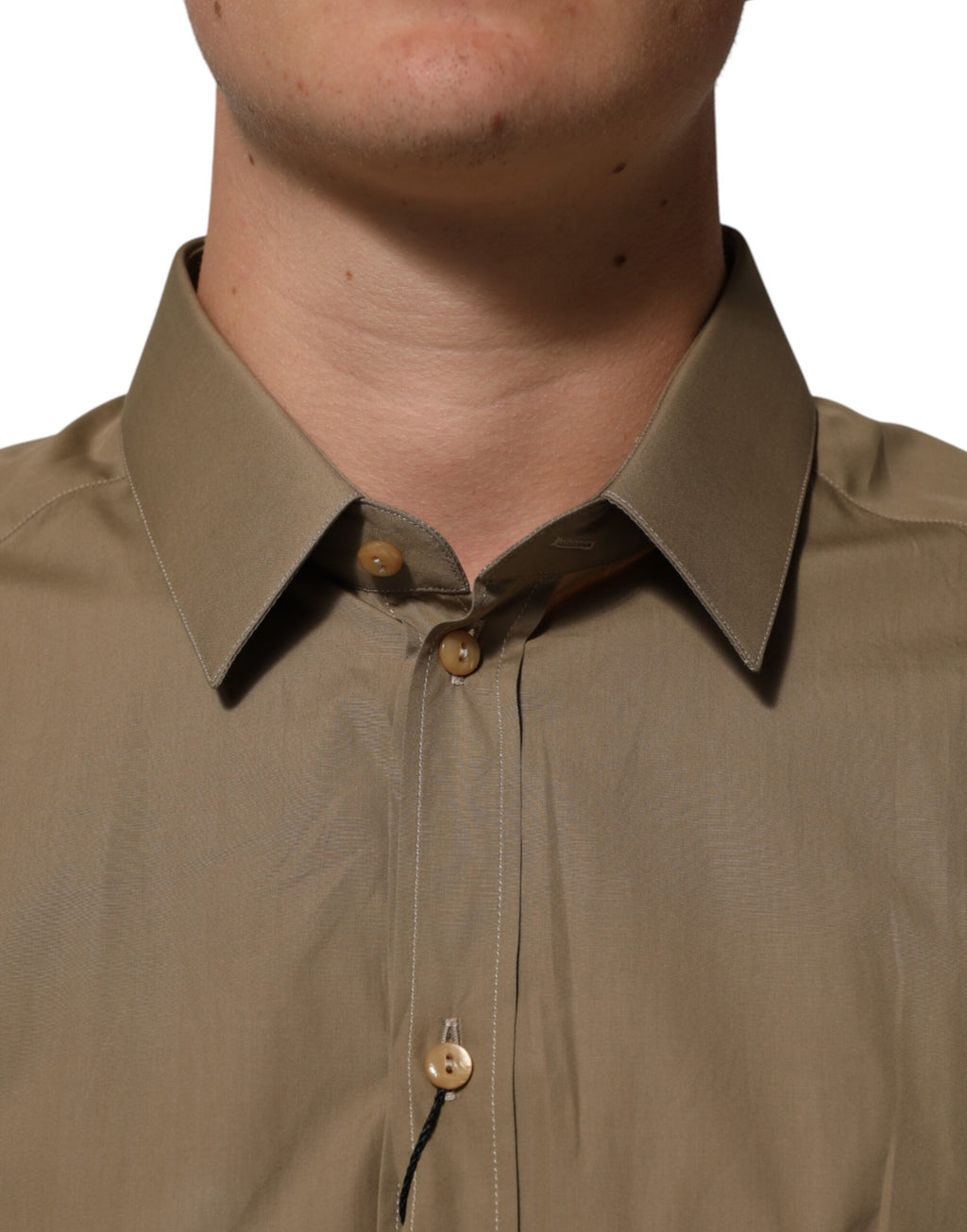 Chemise homme marron en coton Dolce & Gabbana avec col, style élégant et détails dorés visibles sur cette image.