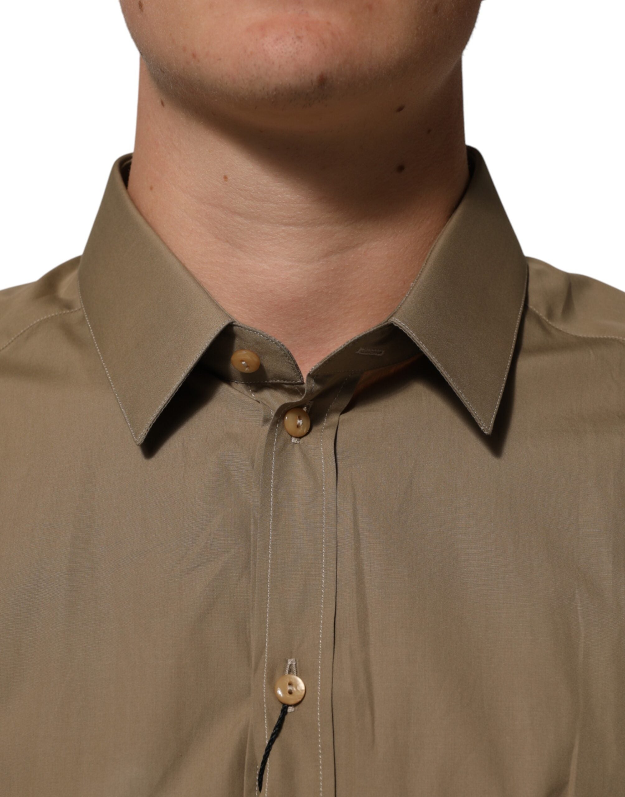 Chemise homme marron en coton Dolce & Gabbana avec col, style élégant et détails dorés visibles sur cette image.