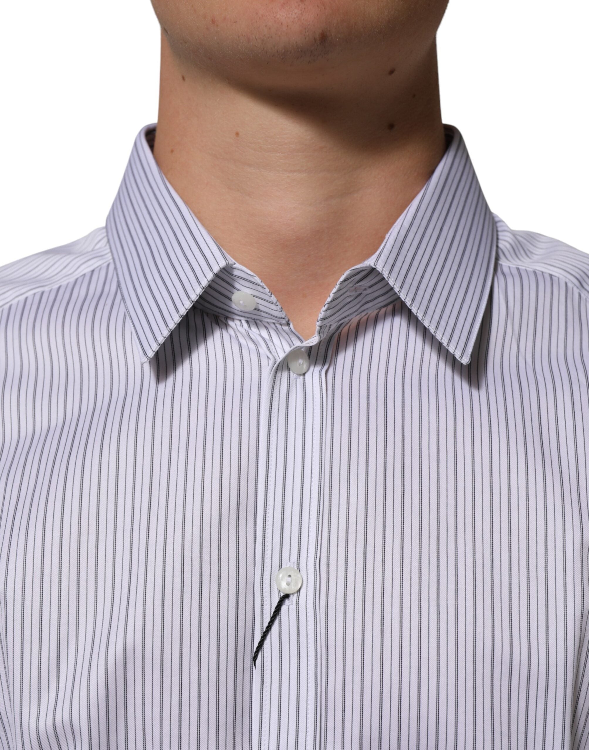 Chemise homme en coton blanc à rayures Dolce & Gabbana avec détails dorés, élégante et classique pour hommes.