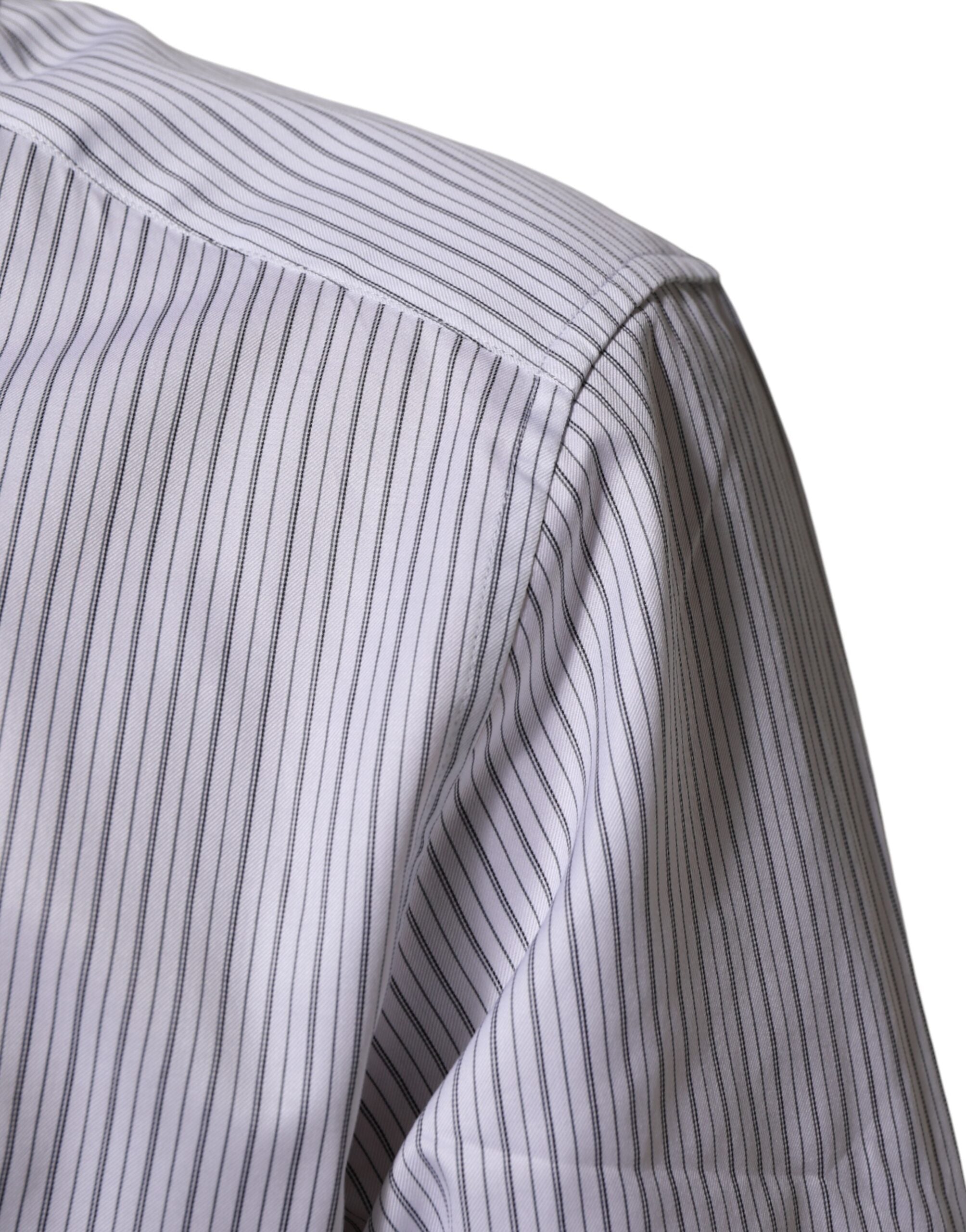 Chemise Dolce & Gabbana à rayures blanches à manches longues avec détails dorés, élégante et sophistiquée.