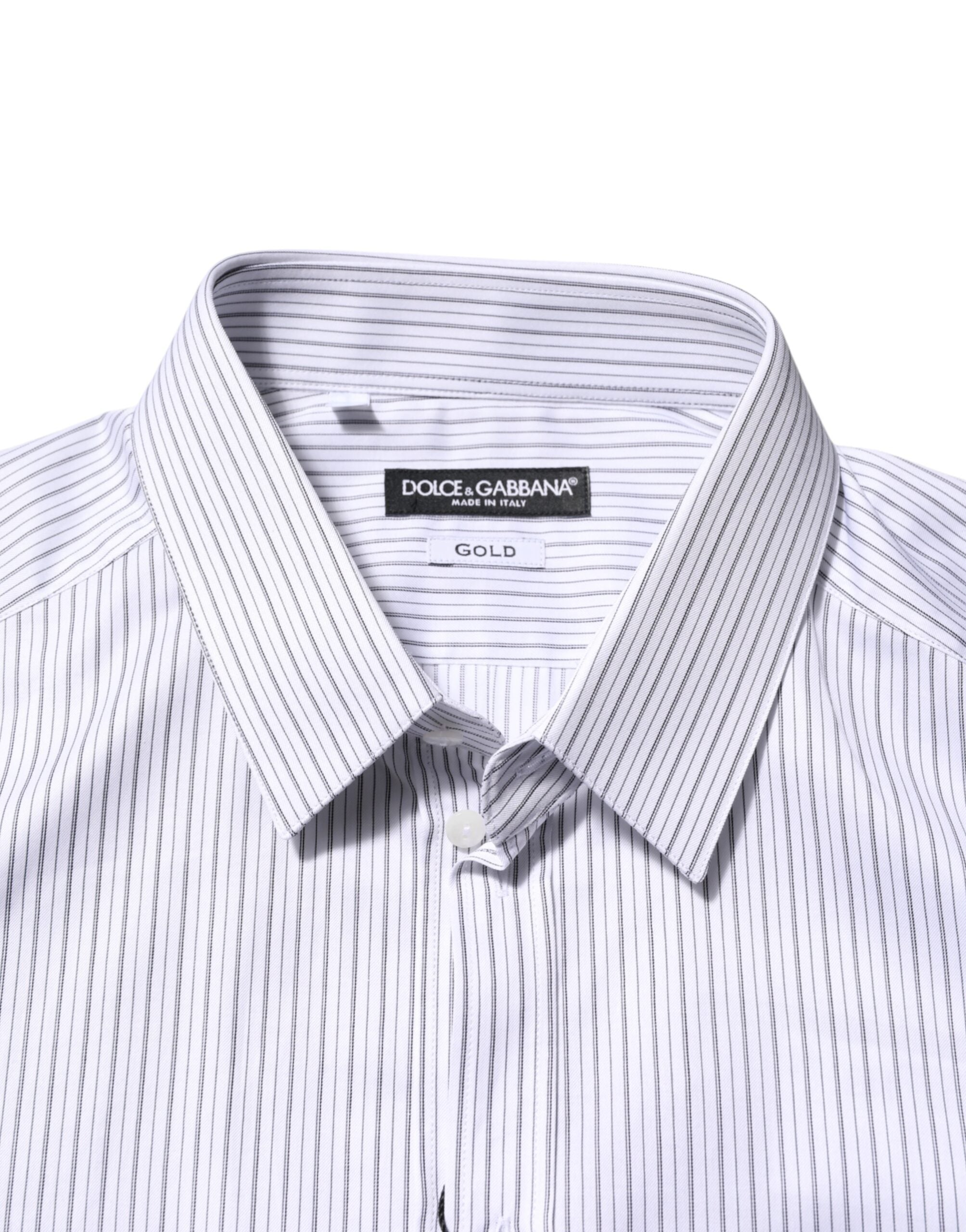 Chemise Dolce & Gabbana à rayures blanches et longues manches avec détails dorés, vue de face sur mannequin.