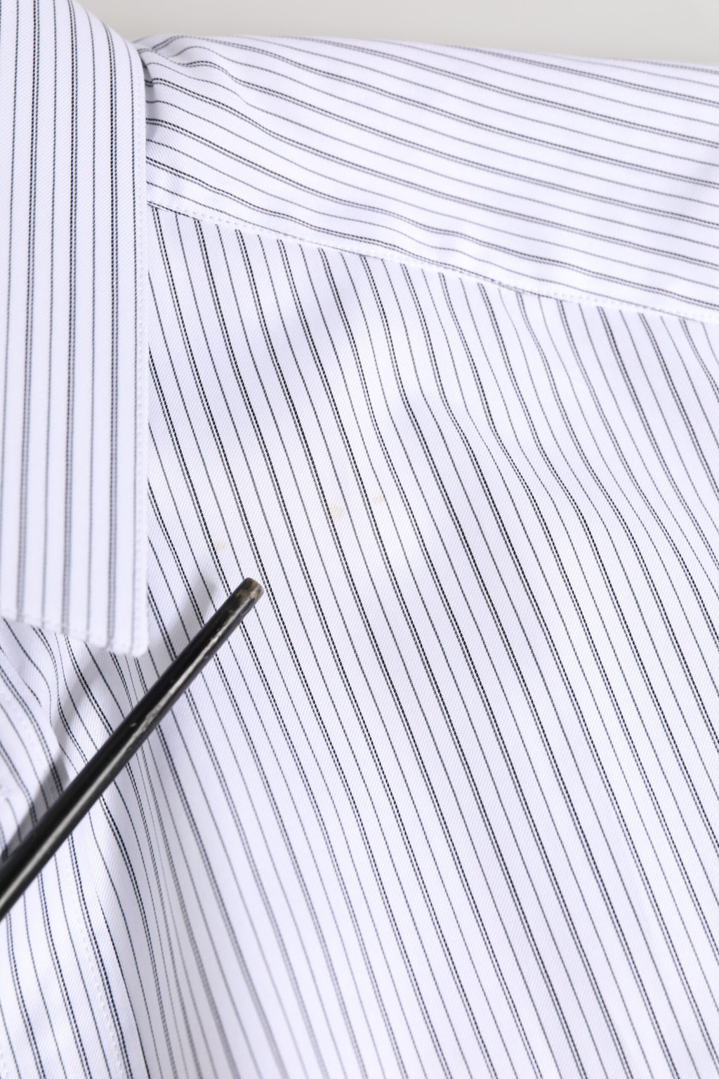 Chemise homme blanche à rayures en coton Dolce & Gabbana avec boutons dorés, élégante et classique.
