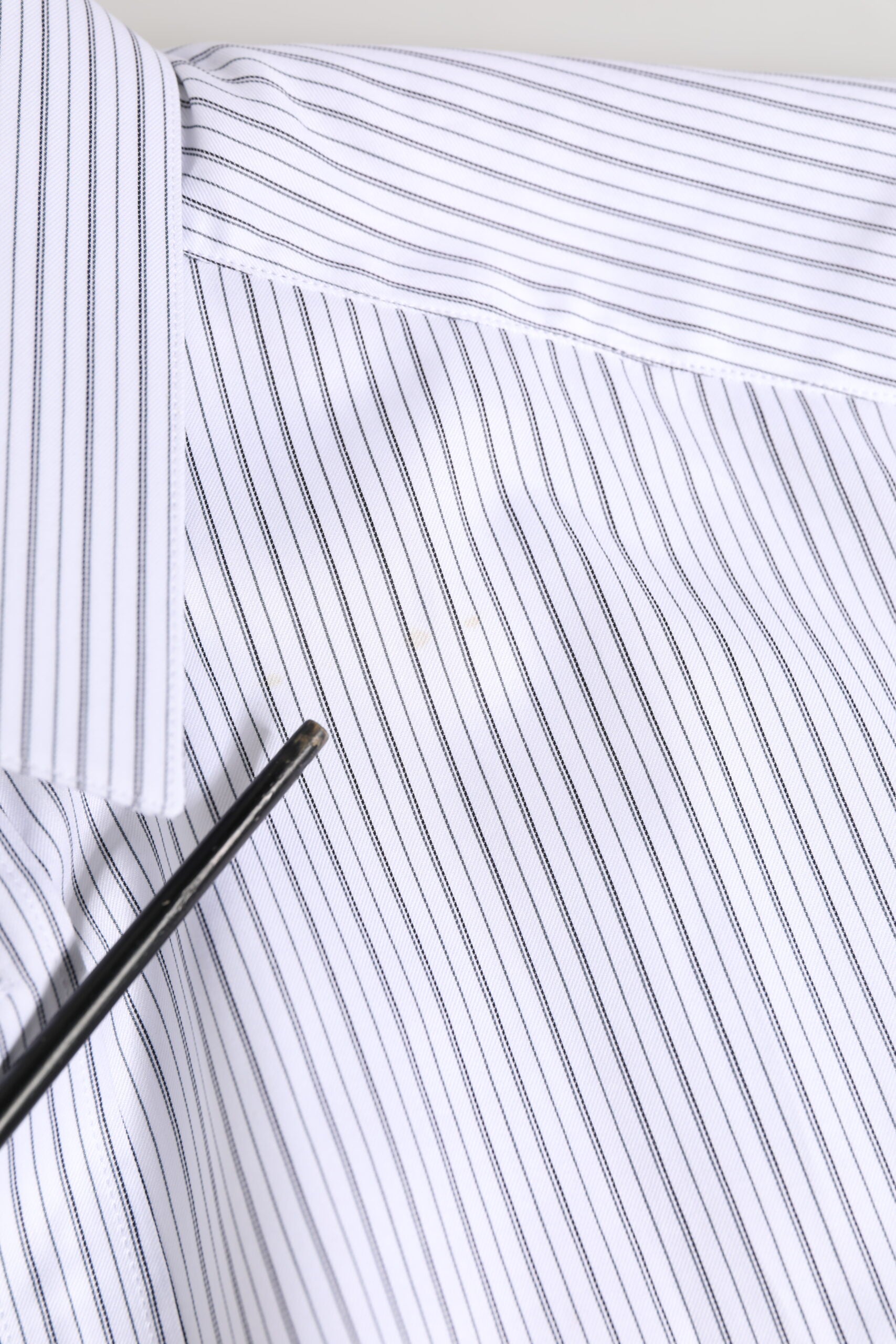 Chemise homme blanche à rayures en coton Dolce & Gabbana avec boutons dorés, élégante et classique.