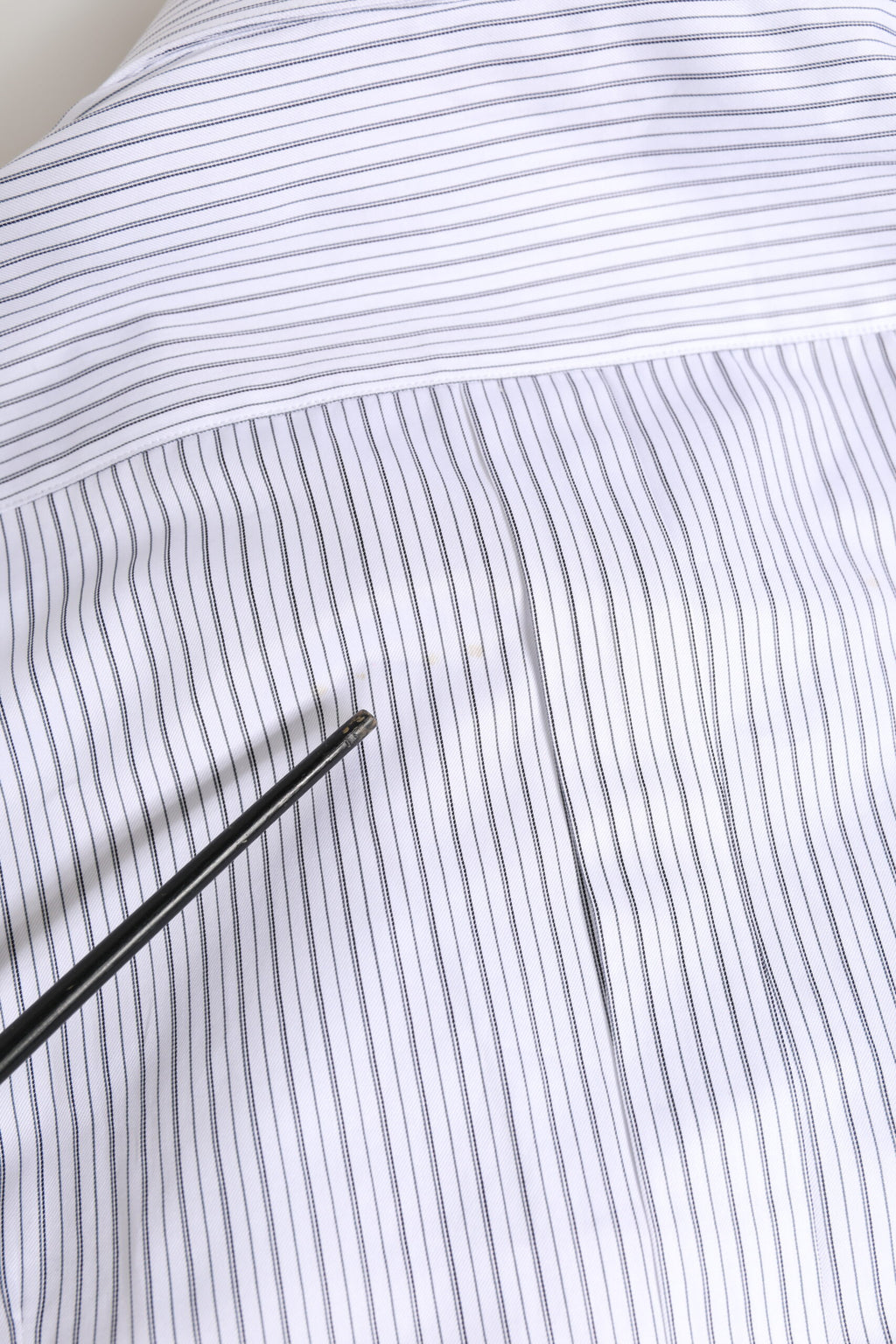 Chemise longue à rayures blanches et dorées de Dolce & Gabbana, élégante chemise pour femme avec manches longues.