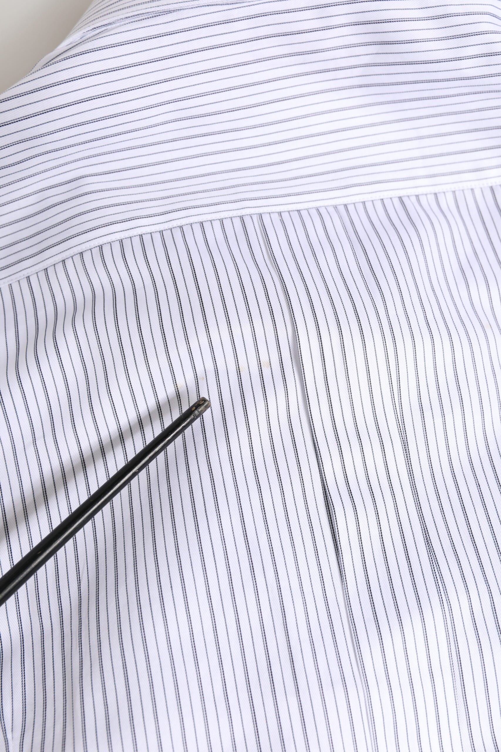 Chemise longue à rayures blanches et dorées de Dolce & Gabbana, élégante chemise pour femme avec manches longues.