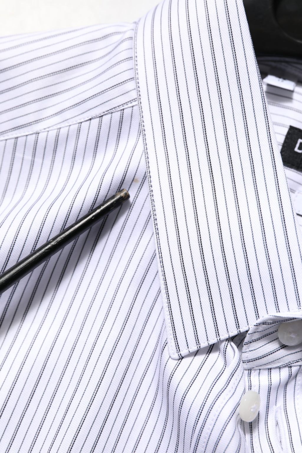 Chemise homme en coton blanc à rayures Dolce & Gabbana, classique et élégante avec boutons dorés.