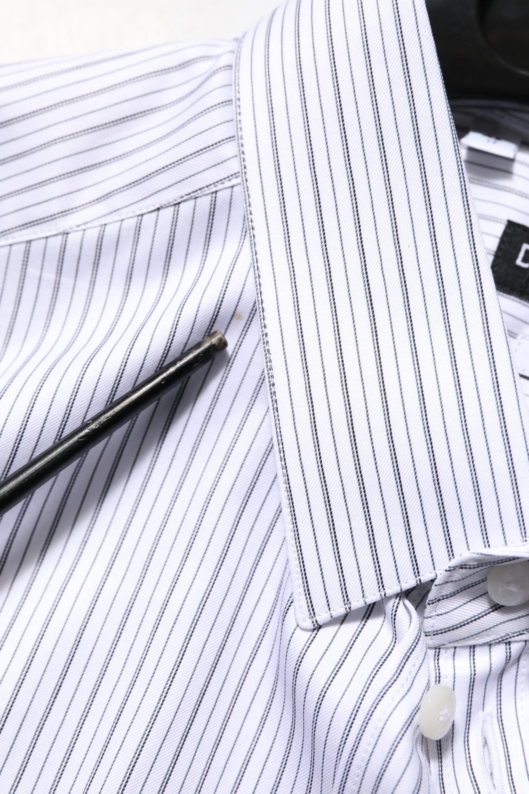 Chemise homme en coton blanc à rayures Dolce & Gabbana, classique et élégante avec boutons dorés.