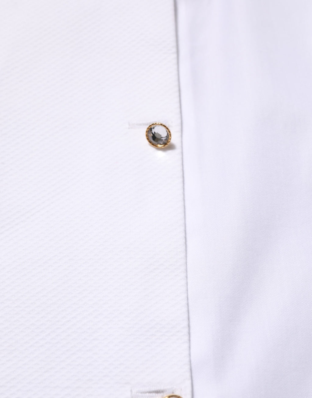 Chemise blanche Dolce & Gabbana en coton avec col et bavette dorés, style élégant et sophistiqué.