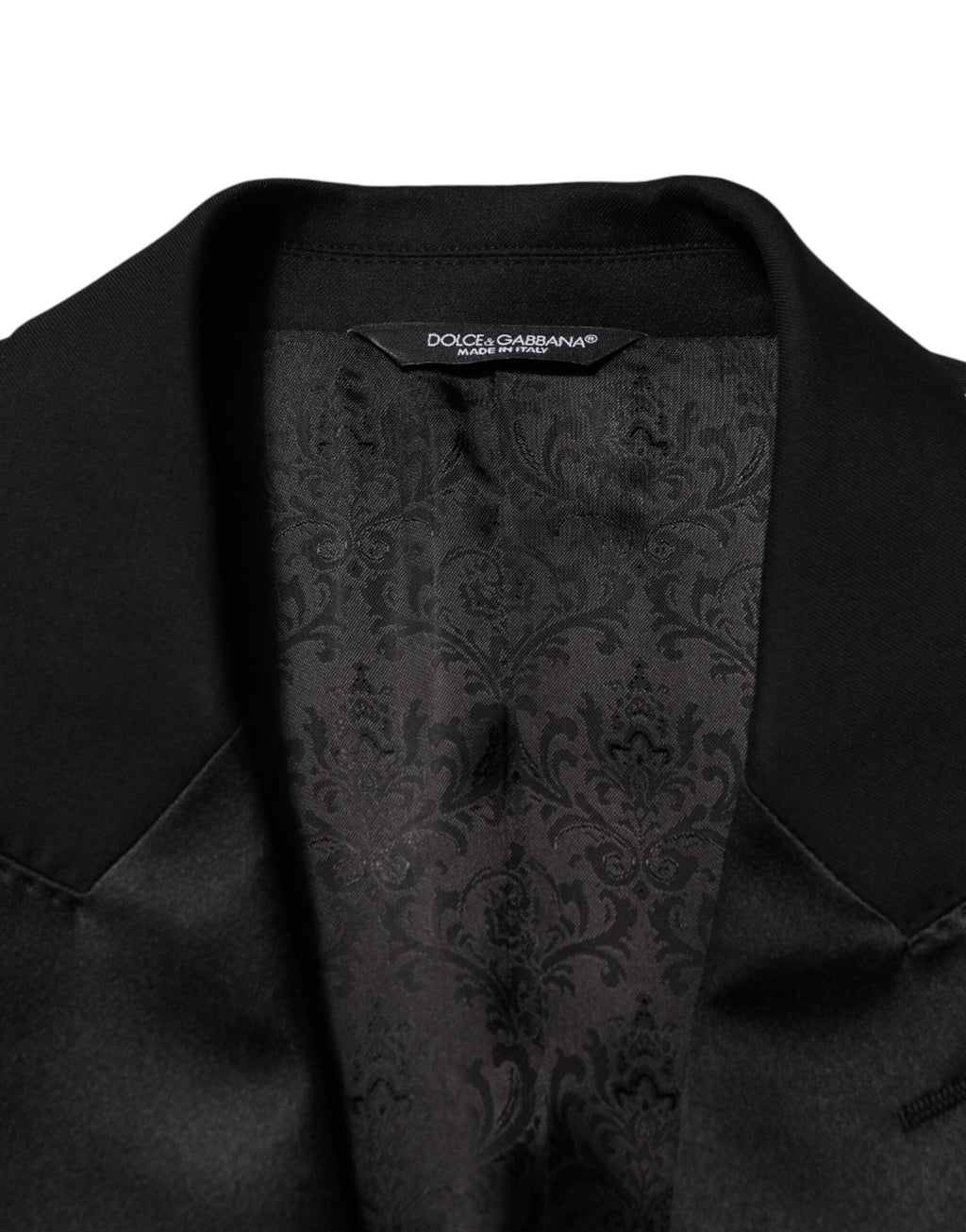 Costume formel homme Dolce & Gabbana, veste noire à deux boutons avec pantalon assorti, élégant et sophistiqué.