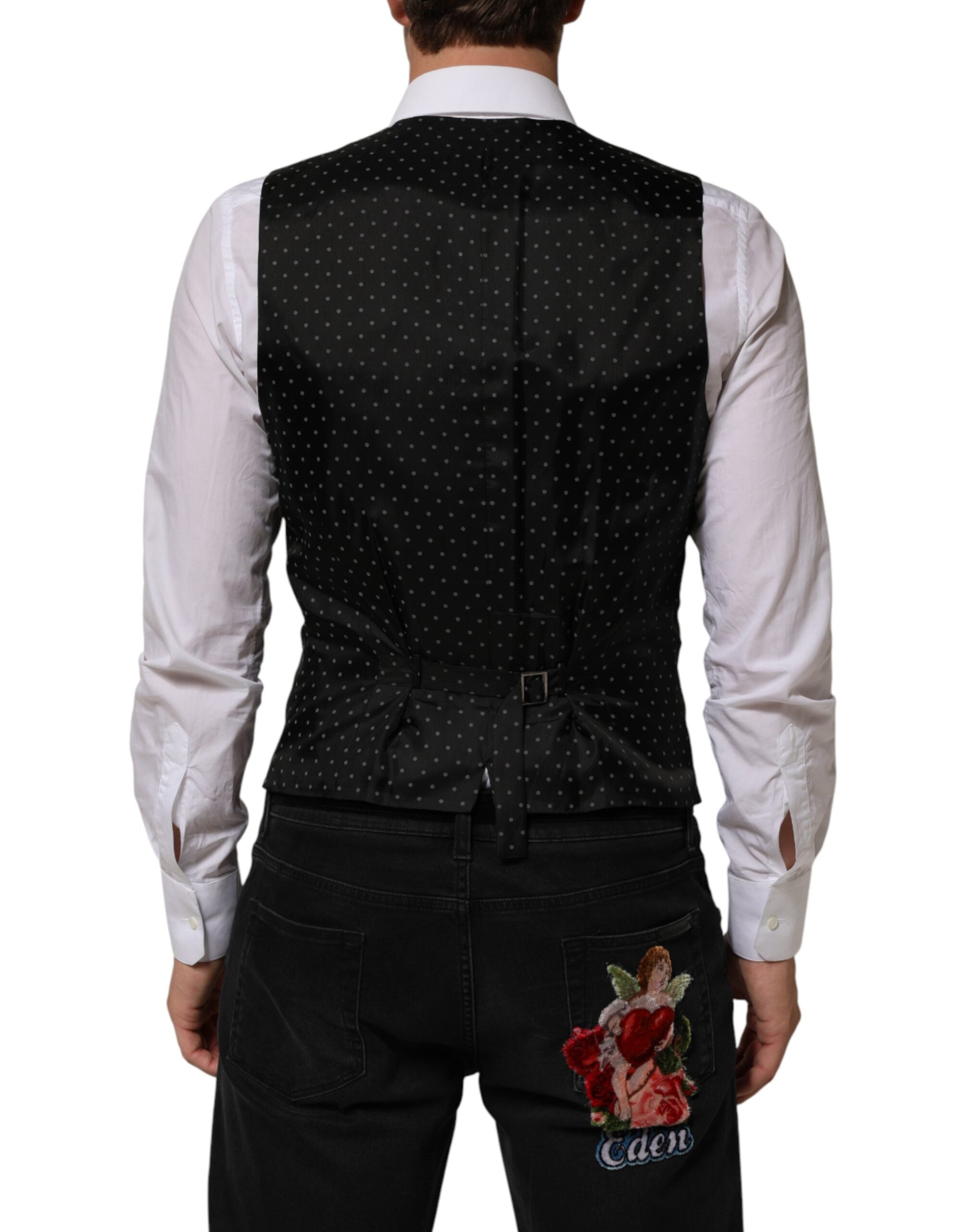 Gilet homme noir en laine Dolce & Gabbana, vêtement formel, détail élégant, porté sur une chemise blanche.