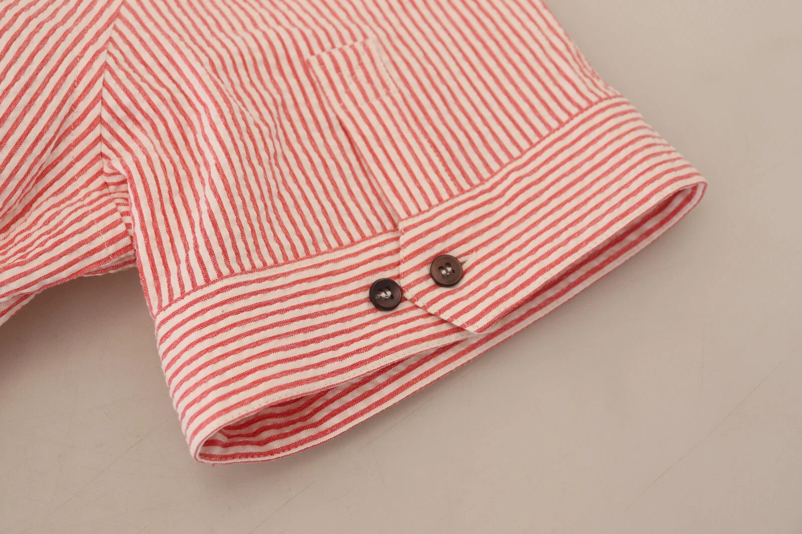 Chemise à manches courtes en coton rouge et blanc à rayures de Dolce & Gabbana, vue frontale.
