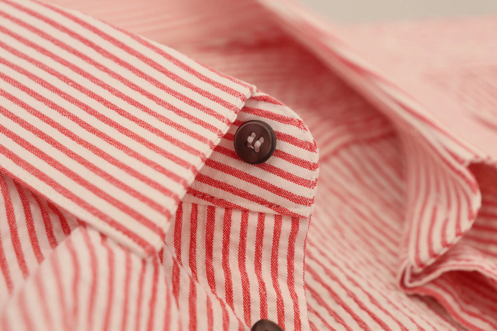 Chemise en coton à rayures rouges et blanches de Dolce & Gabbana, manches courtes, style élégant et décontracté.
